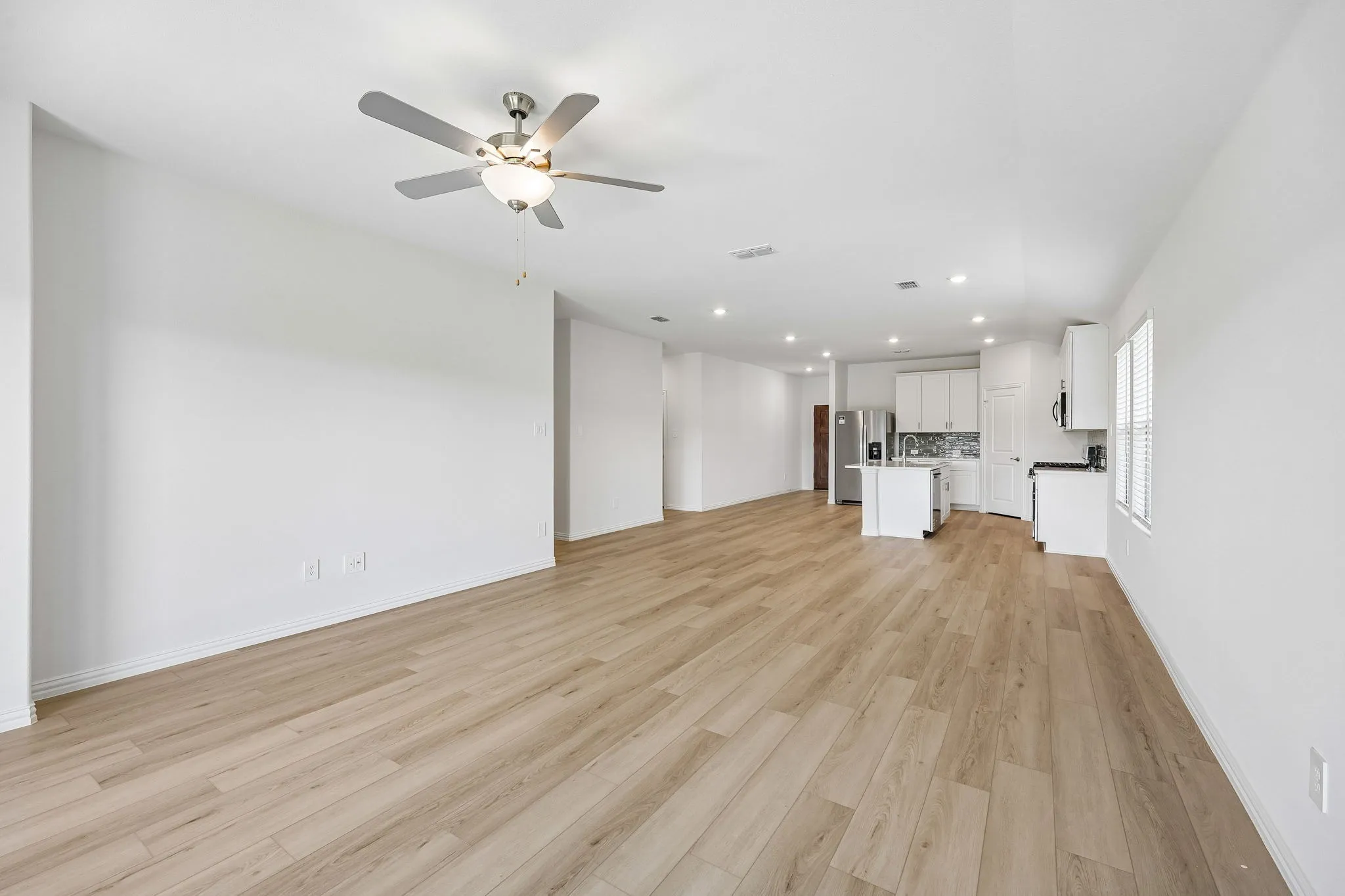  Photo is not of the actual home, but is an inspirational photo of builder’s model home and may depict options, furnishings, and/or decorator features that are not included.
