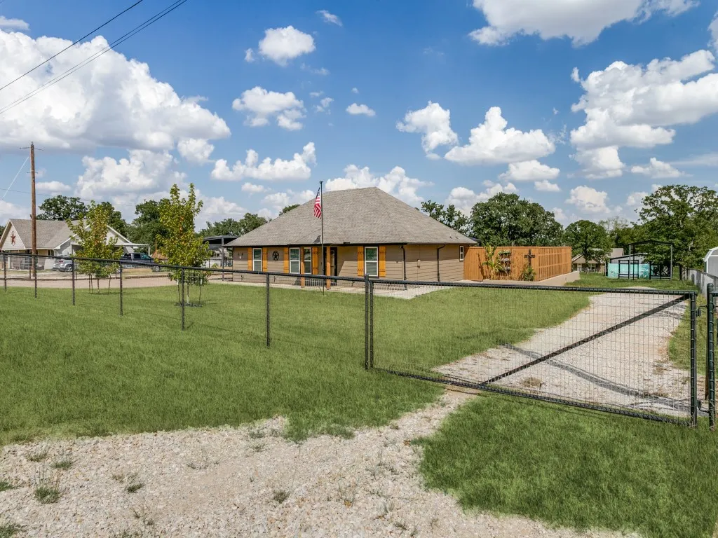 Single Family Residence For Sale in Parker County , 139 Brown Lane, Poolville, Texas 76487, 3 Bedroom, 2 Bathroom, 1 Garage spaces, 1,512 Sqft, built in 2021, mls#21387275, Real Estate Agent in Poolville, Homes For Sale in Parker county, Homes For Sale in Poolville, Realtor in Poolville Texas, Real Estate Brokerage Independent Realty Texas, Luminita Cordes Realtor
