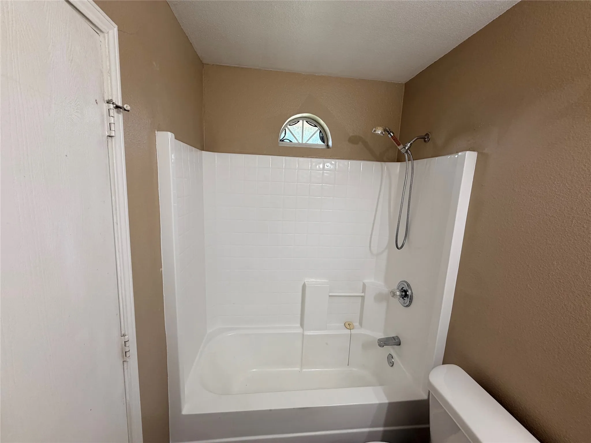 Single Family Residence For Rent in Tarrant County , 10504 Aransas Drive, Fort Worth, Texas 76131, 3 Bedroom, 2 Bathroom, 2 Garage spaces, 1,287 Sqft, built in 2002, mls#21390504, Real Estate Agent in Fort Worth, Homes For Rent in Tarrant county, Homes For Rent in Fort Worth, Realtor in Fort Worth Texas, Real Estate Brokerage Independent Realty Texas, Luminita Cordes Realtor