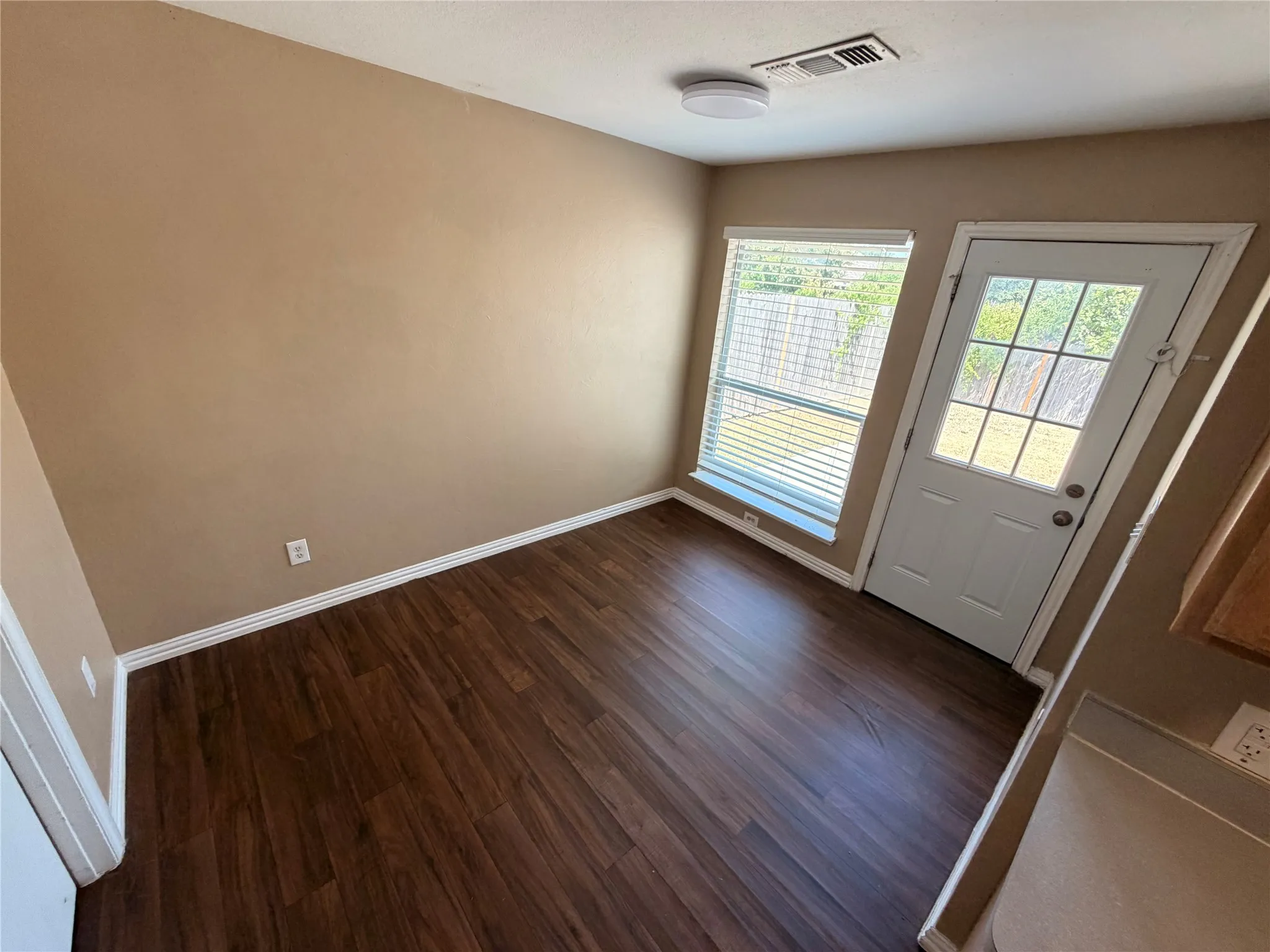 Single Family Residence For Rent in Tarrant County , 10504 Aransas Drive, Fort Worth, Texas 76131, 3 Bedroom, 2 Bathroom, 2 Garage spaces, 1,287 Sqft, built in 2002, mls#21390504, Real Estate Agent in Fort Worth, Homes For Rent in Tarrant county, Homes For Rent in Fort Worth, Realtor in Fort Worth Texas, Real Estate Brokerage Independent Realty Texas, Luminita Cordes Realtor