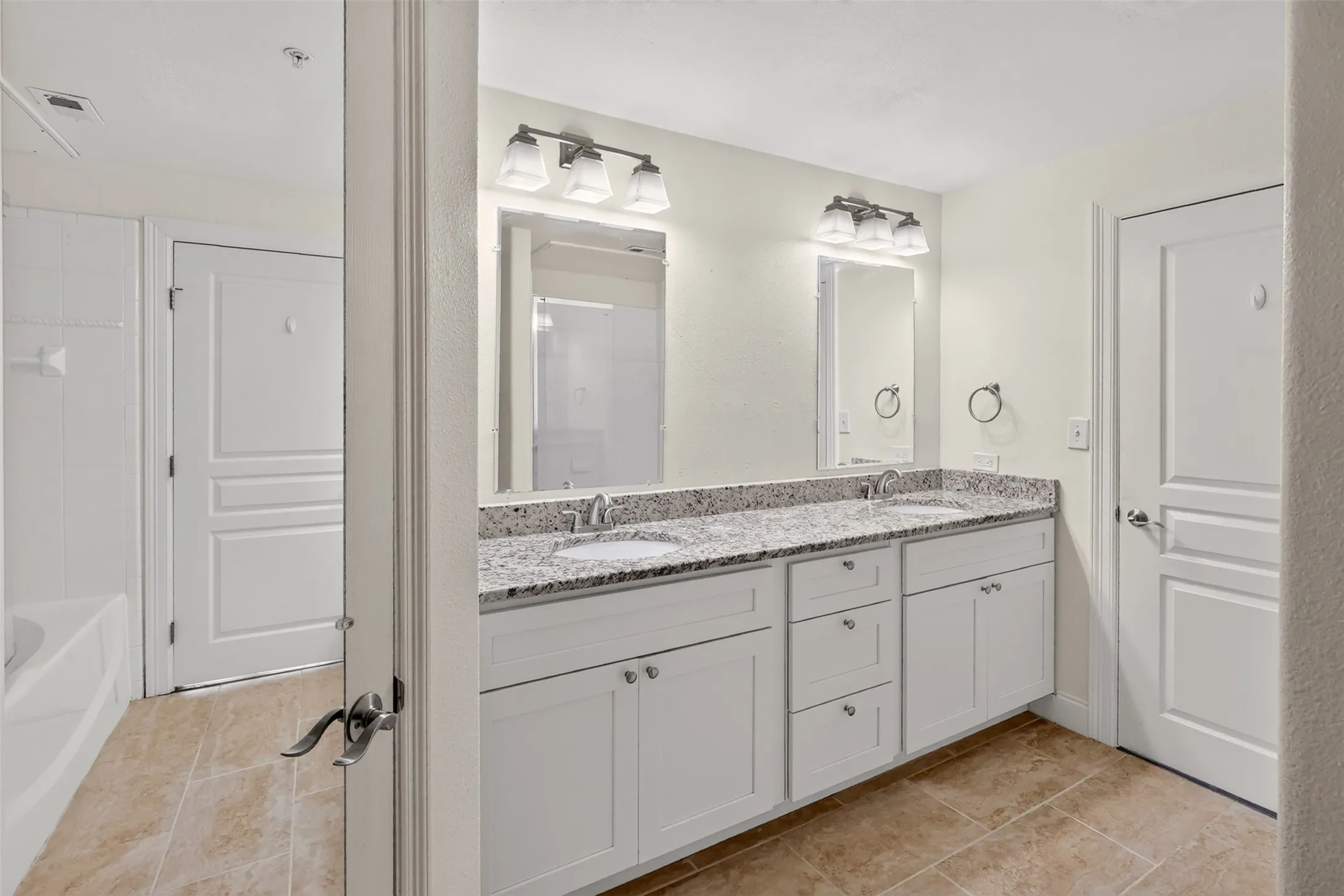 Condominium For Rent in Dallas County , 330 Las Colinas Boulevard E 466, Irving, Texas 75039, 2 Bedroom, 1 Bathroom, 2 Garage spaces, 1,092 Sqft, built in 2001, mls#21390681, Real Estate Agent in Irving, Homes For Rent in Dallas county, Homes For Rent in Irving, Realtor in Irving Texas, Real Estate Brokerage Independent Realty Texas, Luminita Cordes Realtor
