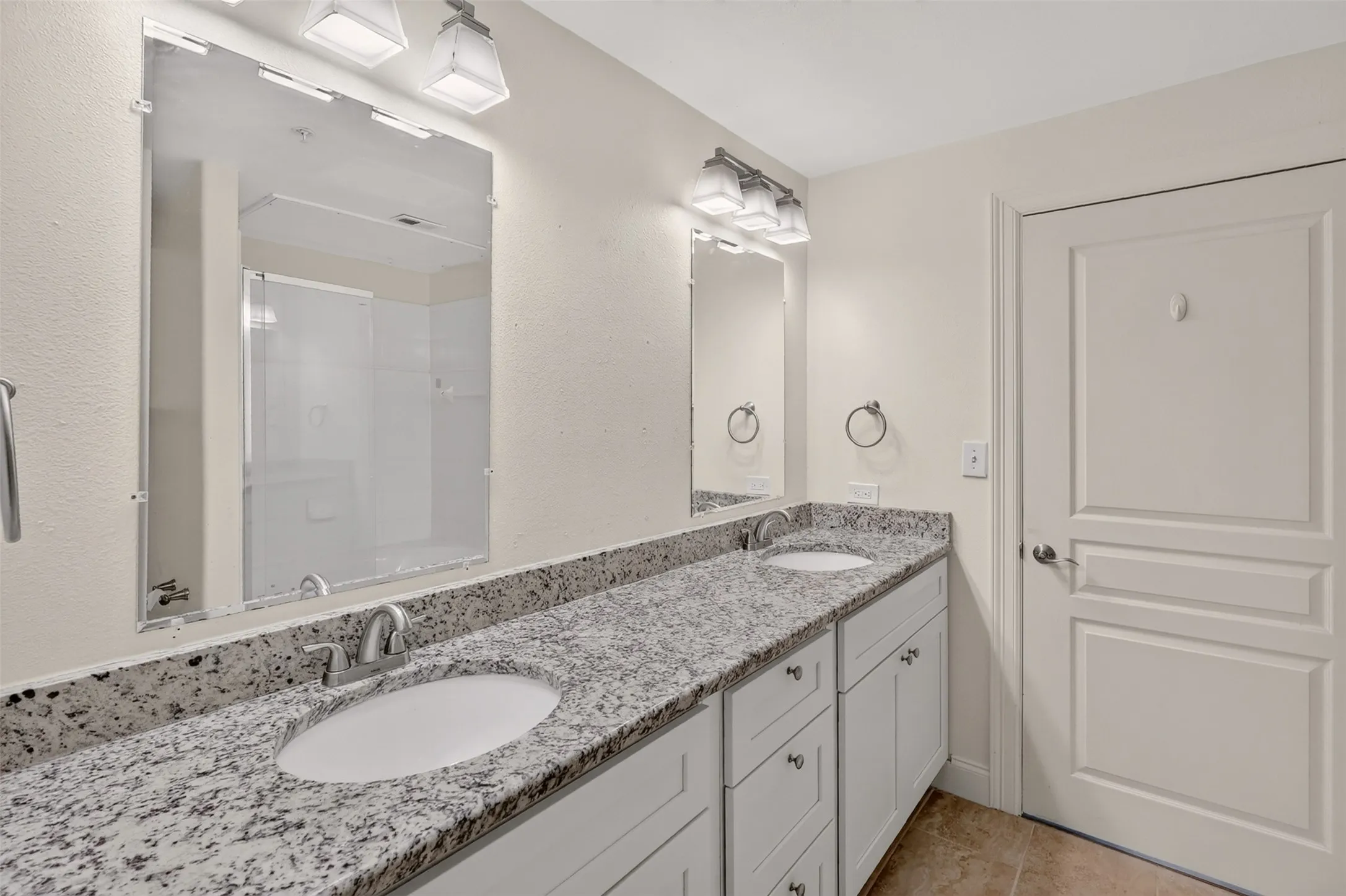 Condominium For Rent in Dallas County , 330 Las Colinas Boulevard E 466, Irving, Texas 75039, 2 Bedroom, 1 Bathroom, 2 Garage spaces, 1,092 Sqft, built in 2001, mls#21390681, Real Estate Agent in Irving, Homes For Rent in Dallas county, Homes For Rent in Irving, Realtor in Irving Texas, Real Estate Brokerage Independent Realty Texas, Luminita Cordes Realtor