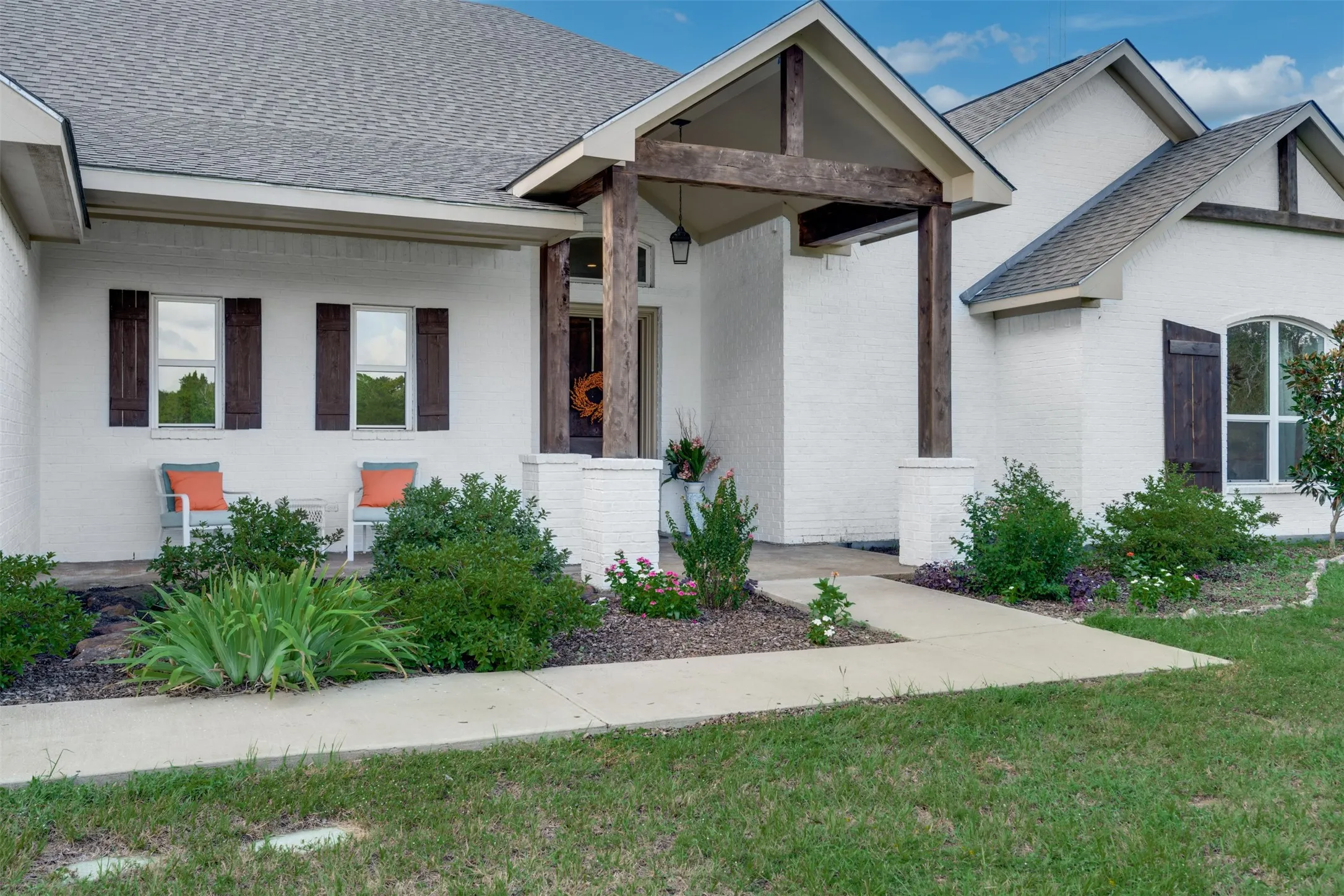Single Family Residence For Sale in Smith County , 16045 County Road 1130, Flint, Texas 75762, 5 Bedroom, 4 Bathroom, 3 Garage spaces, 3,580 Sqft, built in 2015, mls#21390605, Real Estate Agent in Flint, Homes For Sale in Smith county, Homes For Sale in Flint, Realtor in Flint Texas, Real Estate Brokerage Independent Realty Texas, Luminita Cordes Realtor