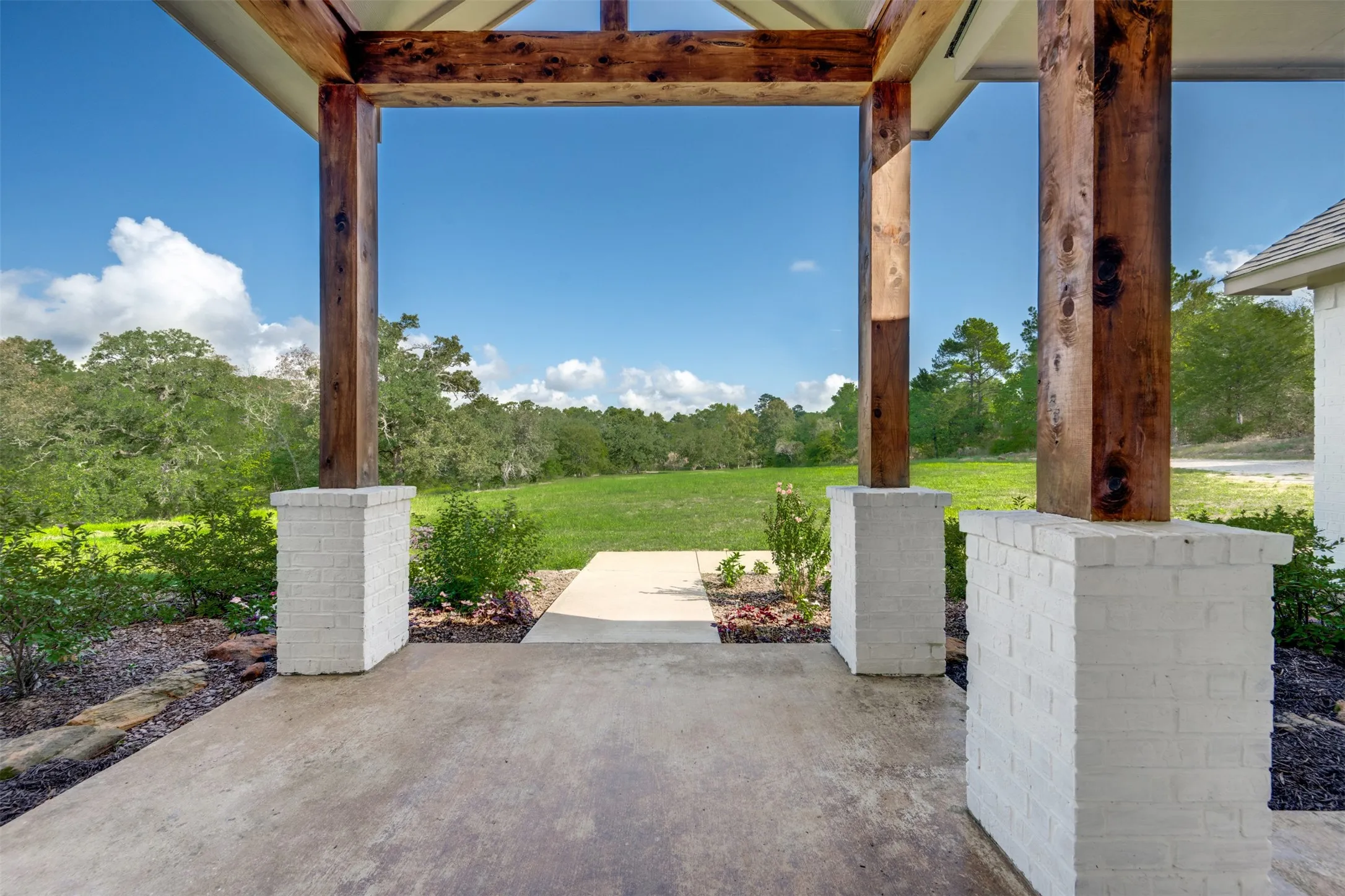 Single Family Residence For Sale in Smith County , 16045 County Road 1130, Flint, Texas 75762, 5 Bedroom, 4 Bathroom, 3 Garage spaces, 3,580 Sqft, built in 2015, mls#21390605, Real Estate Agent in Flint, Homes For Sale in Smith county, Homes For Sale in Flint, Realtor in Flint Texas, Real Estate Brokerage Independent Realty Texas, Luminita Cordes Realtor