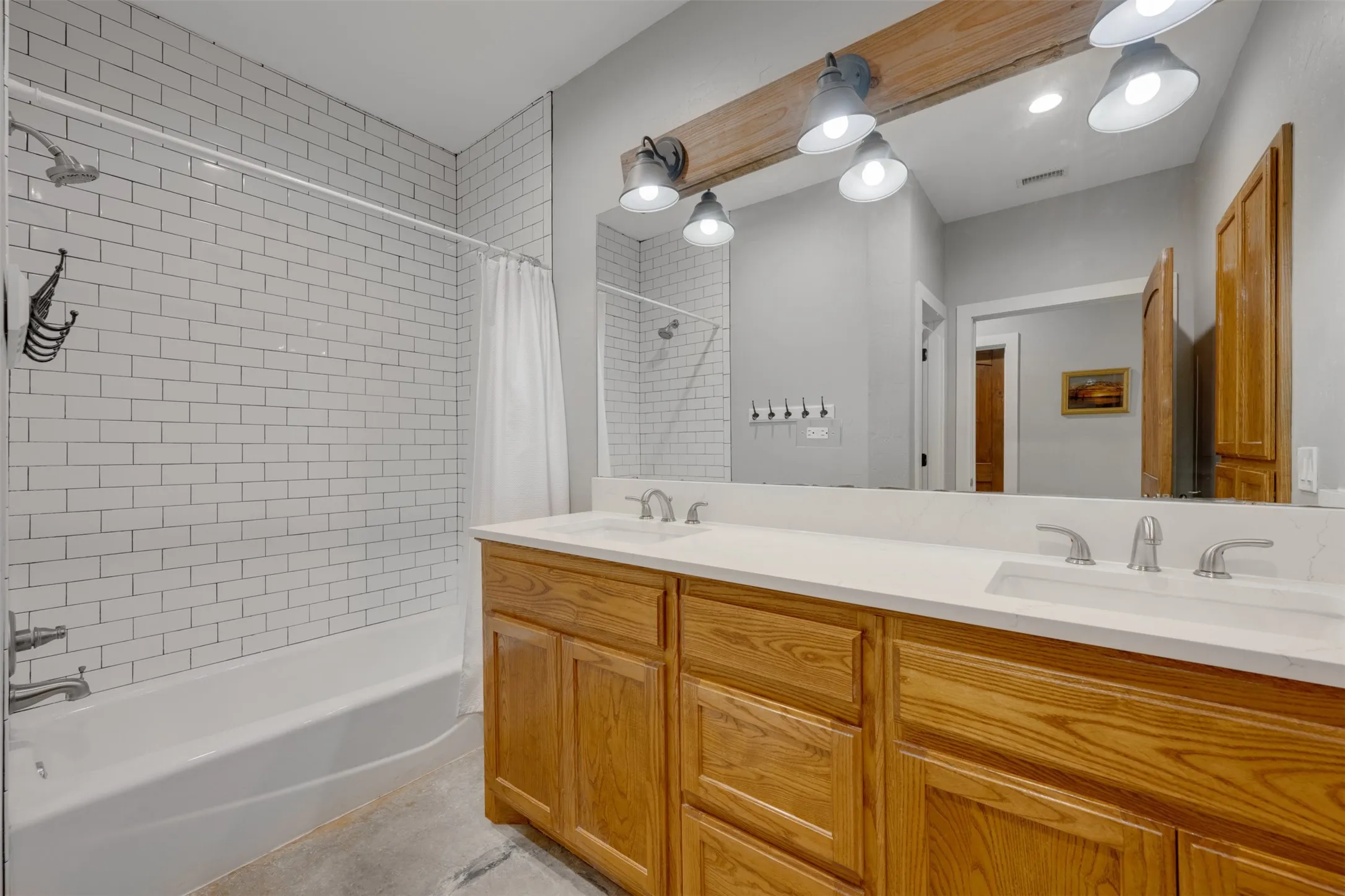 Single Family Residence For Sale in Smith County , 16045 County Road 1130, Flint, Texas 75762, 5 Bedroom, 4 Bathroom, 3 Garage spaces, 3,580 Sqft, built in 2015, mls#21390605, Real Estate Agent in Flint, Homes For Sale in Smith county, Homes For Sale in Flint, Realtor in Flint Texas, Real Estate Brokerage Independent Realty Texas, Luminita Cordes Realtor