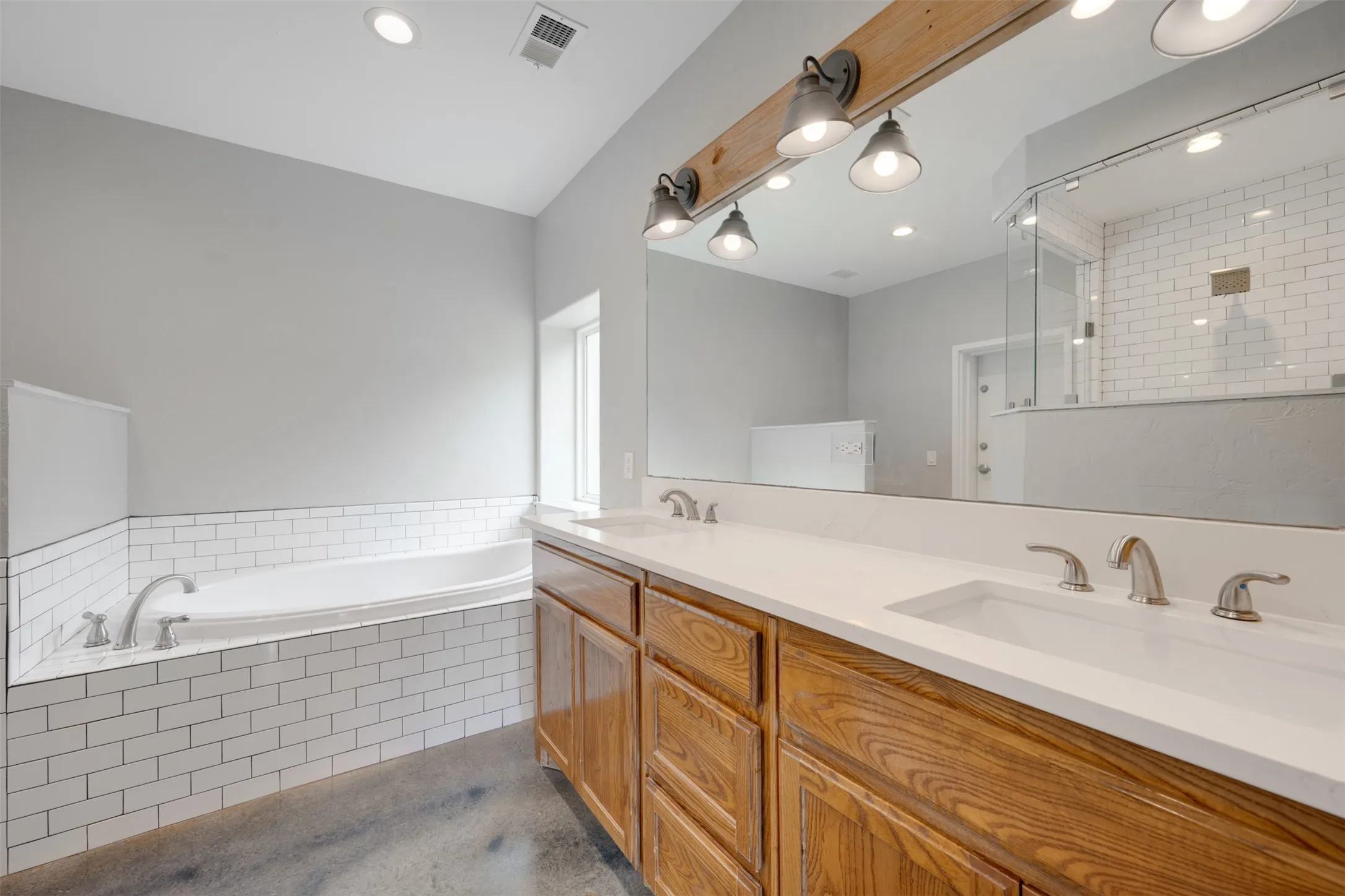 Single Family Residence For Sale in Smith County , 16045 County Road 1130, Flint, Texas 75762, 5 Bedroom, 4 Bathroom, 3 Garage spaces, 3,580 Sqft, built in 2015, mls#21390605, Real Estate Agent in Flint, Homes For Sale in Smith county, Homes For Sale in Flint, Realtor in Flint Texas, Real Estate Brokerage Independent Realty Texas, Luminita Cordes Realtor