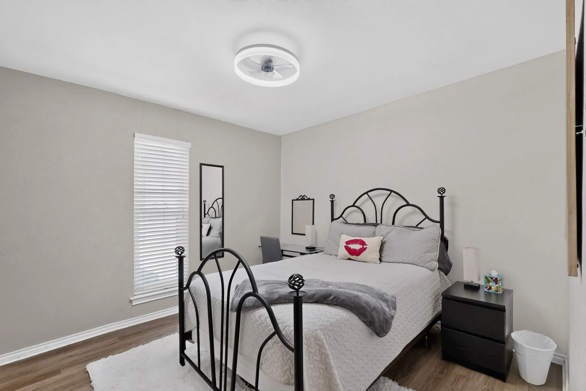 Recessed ceiling light with integrated fan, wood-finish flooring, window with horizontal blinds, built-in closet, and neutral wall tones