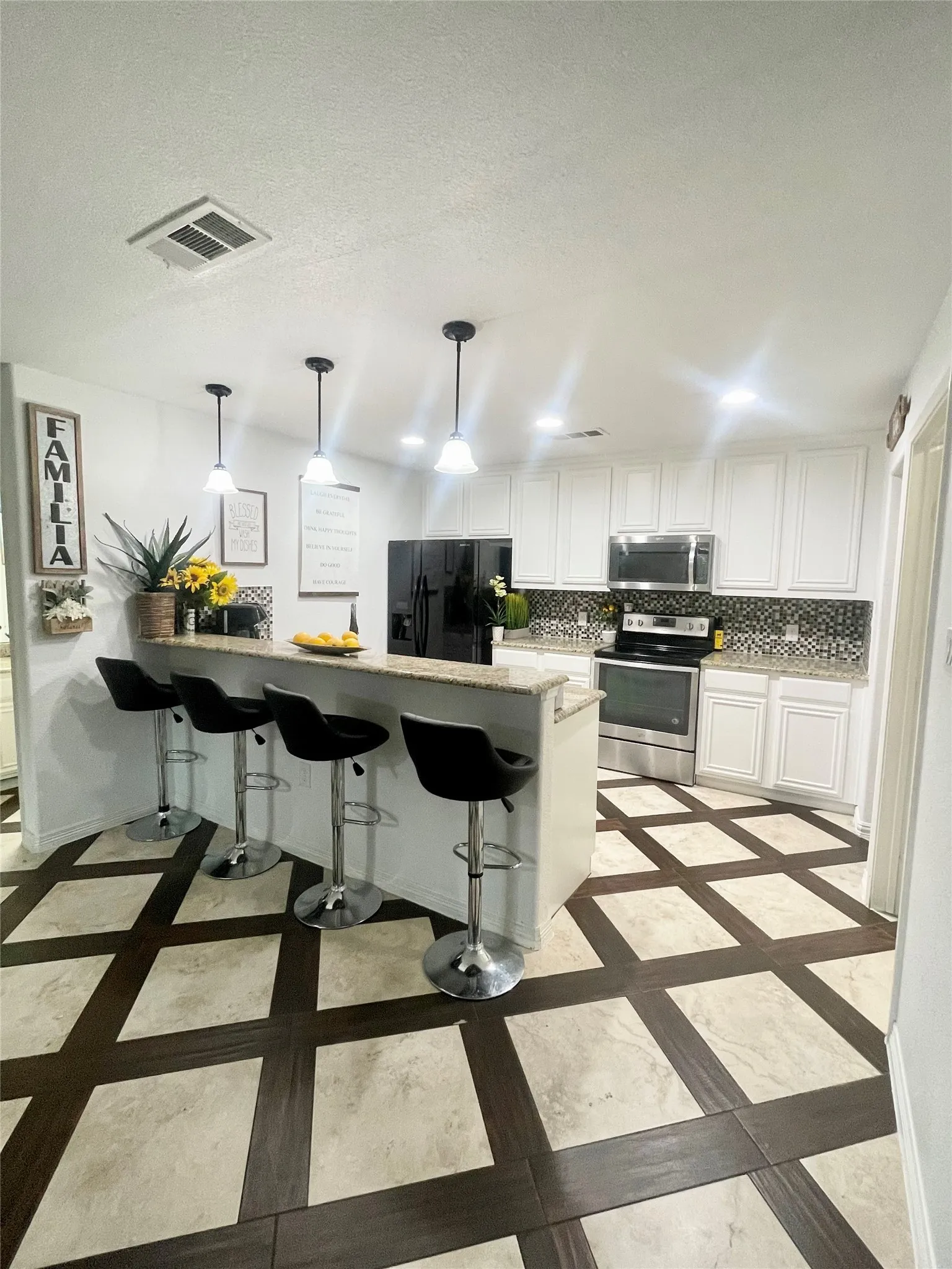 Single Family Residence For Sale in Hunt County , 1581 County Road 1079, Greenville, Texas 75401, 3 Bedroom, 2 Bathroom, Garage spaces, 1,340 Sqft, built in 2017, mls#21390711, Real Estate Agent in Greenville, Homes For Sale in Hunt county, Homes For Sale in Greenville, Realtor in Greenville Texas, Real Estate Brokerage Independent Realty Texas, Luminita Cordes Realtor