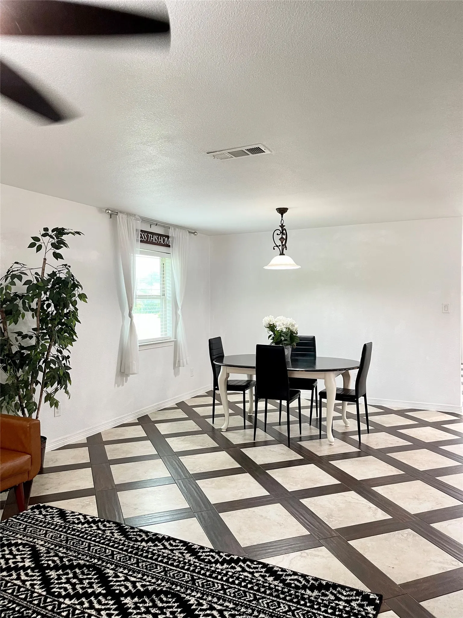 Single Family Residence For Sale in Hunt County , 1581 County Road 1079, Greenville, Texas 75401, 3 Bedroom, 2 Bathroom, Garage spaces, 1,340 Sqft, built in 2017, mls#21390711, Real Estate Agent in Greenville, Homes For Sale in Hunt county, Homes For Sale in Greenville, Realtor in Greenville Texas, Real Estate Brokerage Independent Realty Texas, Luminita Cordes Realtor