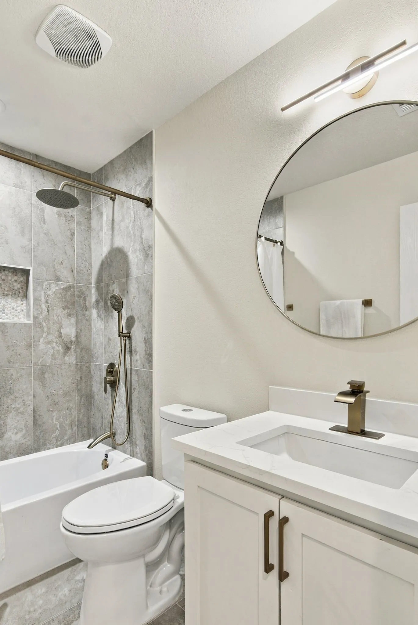 Single Family Residence For Sale in Tarrant County , 717 Redwing Drive, Saginaw, Texas 76131, 4 Bedroom, 3 Bathroom, 2 Garage spaces, 2,206 Sqft, built in 2007, mls#21390646, Real Estate Agent in Saginaw, Homes For Sale in Tarrant county, Homes For Sale in Saginaw, Realtor in Saginaw Texas, Real Estate Brokerage Independent Realty Texas, Luminita Cordes Realtor