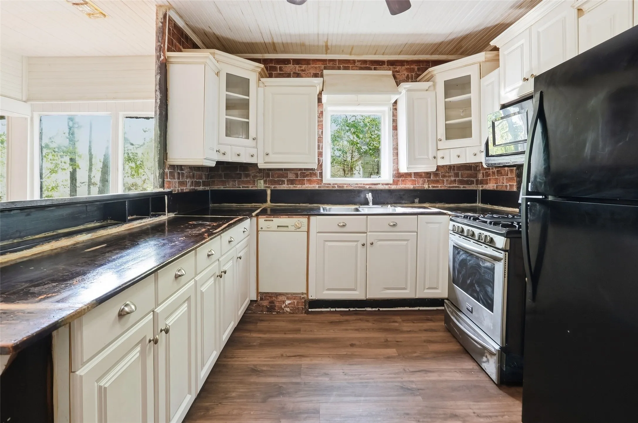 Single Family Residence For Sale in Navarro County , 307 S Goodman, Kerens, Texas 75144, 3 Bedroom, 1 Bathroom, Garage spaces, 1,434 Sqft, built in 2005, mls#21387037, Real Estate Agent in Kerens, Homes For Sale in Navarro county, Homes For Sale in Kerens, Realtor in Kerens Texas, Real Estate Brokerage Independent Realty Texas, Luminita Cordes Realtor