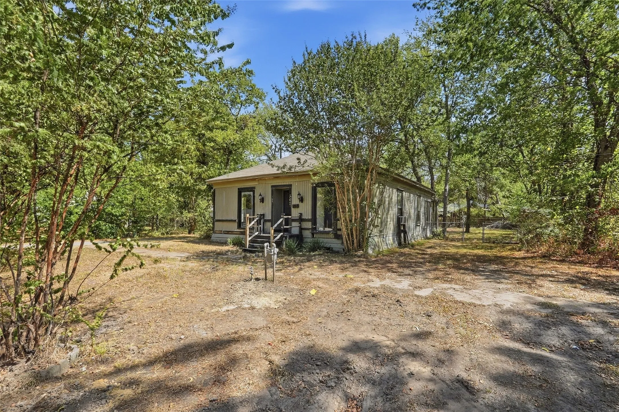 Single Family Residence For Sale in Navarro County , 307 S Goodman, Kerens, Texas 75144, 3 Bedroom, 1 Bathroom, Garage spaces, 1,434 Sqft, built in 2005, mls#21387037, Real Estate Agent in Kerens, Homes For Sale in Navarro county, Homes For Sale in Kerens, Realtor in Kerens Texas, Real Estate Brokerage Independent Realty Texas, Luminita Cordes Realtor