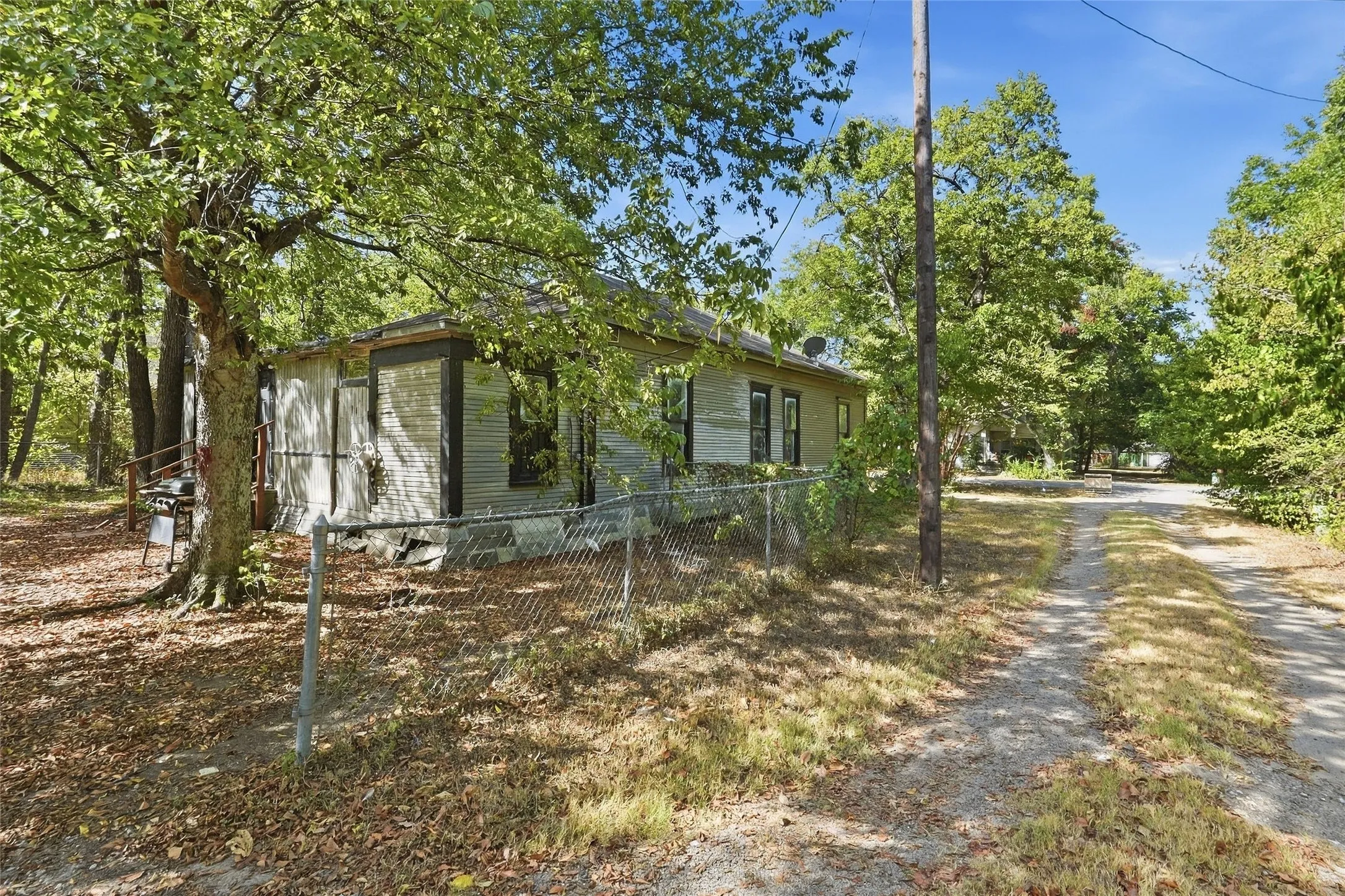 Single Family Residence For Sale in Navarro County , 307 S Goodman, Kerens, Texas 75144, 3 Bedroom, 1 Bathroom, Garage spaces, 1,434 Sqft, built in 2005, mls#21387037, Real Estate Agent in Kerens, Homes For Sale in Navarro county, Homes For Sale in Kerens, Realtor in Kerens Texas, Real Estate Brokerage Independent Realty Texas, Luminita Cordes Realtor