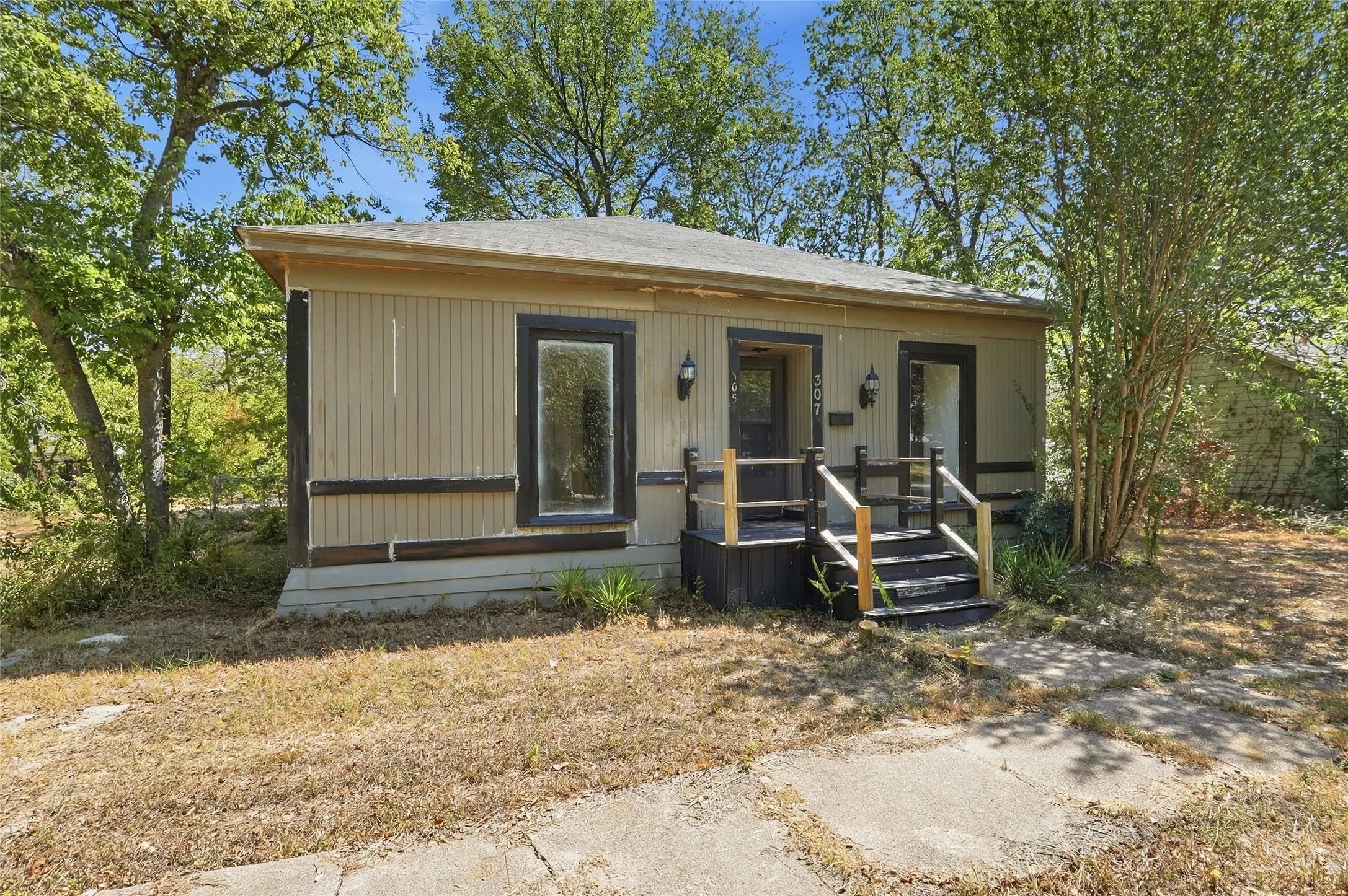 Single Family Residence For Sale in Navarro County , 307 S Goodman, Kerens, Texas 75144, 3 Bedroom, 1 Bathroom, Garage spaces, 1,434 Sqft, built in 2005, mls#21387037, Real Estate Agent in Kerens, Homes For Sale in Navarro county, Homes For Sale in Kerens, Realtor in Kerens Texas, Real Estate Brokerage Independent Realty Texas, Luminita Cordes Realtor
