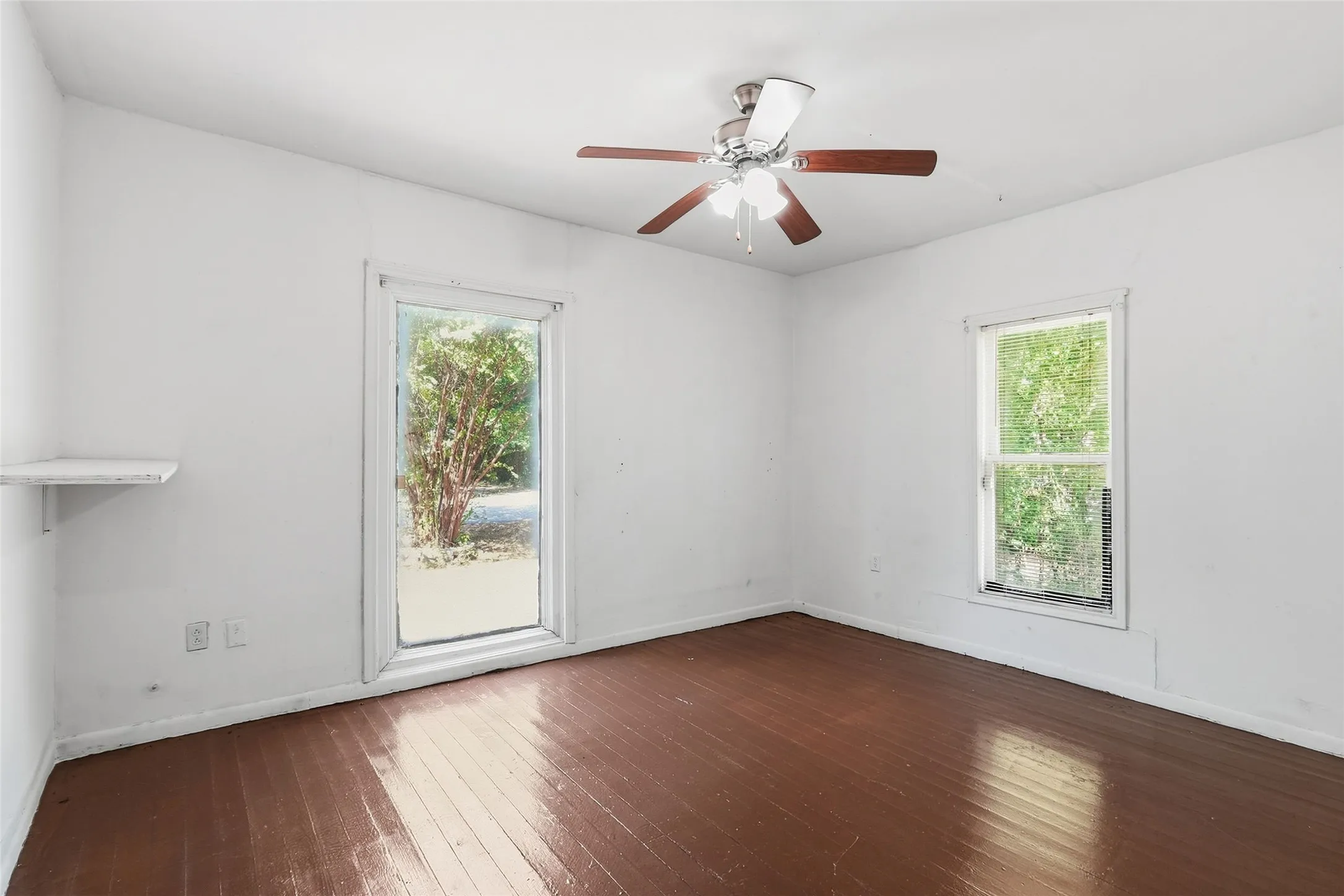 Single Family Residence For Sale in Navarro County , 307 S Goodman, Kerens, Texas 75144, 3 Bedroom, 1 Bathroom, Garage spaces, 1,434 Sqft, built in 2005, mls#21387037, Real Estate Agent in Kerens, Homes For Sale in Navarro county, Homes For Sale in Kerens, Realtor in Kerens Texas, Real Estate Brokerage Independent Realty Texas, Luminita Cordes Realtor