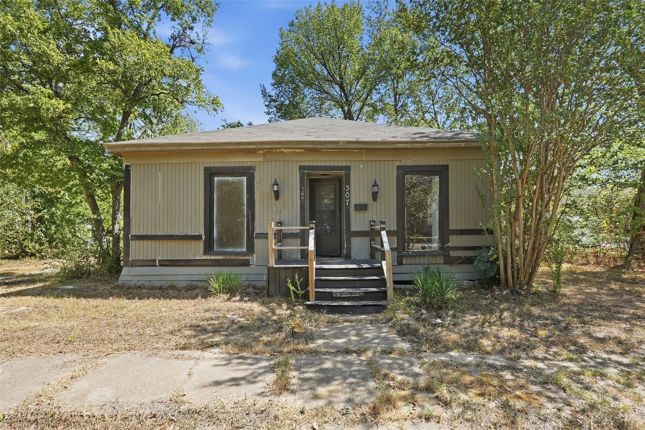 Single Family Residence For Sale in Navarro County , 307 S Goodman, Kerens, Texas 75144, 3 Bedroom, 1 Bathroom, Garage spaces, 1,434 Sqft, built in 2005, mls#21387037, Real Estate Agent in Kerens, Homes For Sale in Navarro county, Homes For Sale in Kerens, Realtor in Kerens Texas, Real Estate Brokerage Independent Realty Texas, Luminita Cordes Realtor
