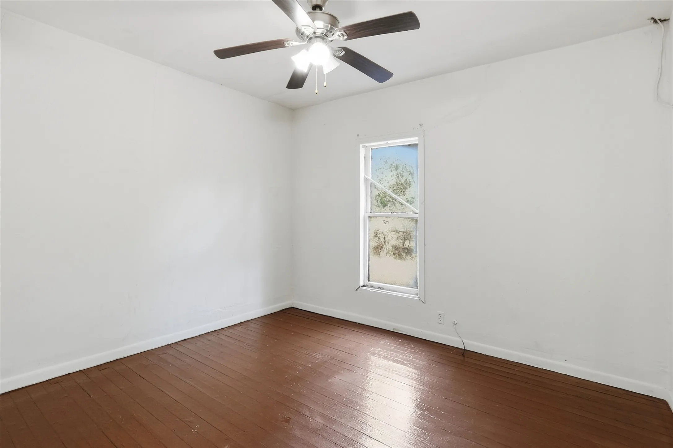 Single Family Residence For Sale in Navarro County , 307 S Goodman, Kerens, Texas 75144, 3 Bedroom, 1 Bathroom, Garage spaces, 1,434 Sqft, built in 2005, mls#21387037, Real Estate Agent in Kerens, Homes For Sale in Navarro county, Homes For Sale in Kerens, Realtor in Kerens Texas, Real Estate Brokerage Independent Realty Texas, Luminita Cordes Realtor