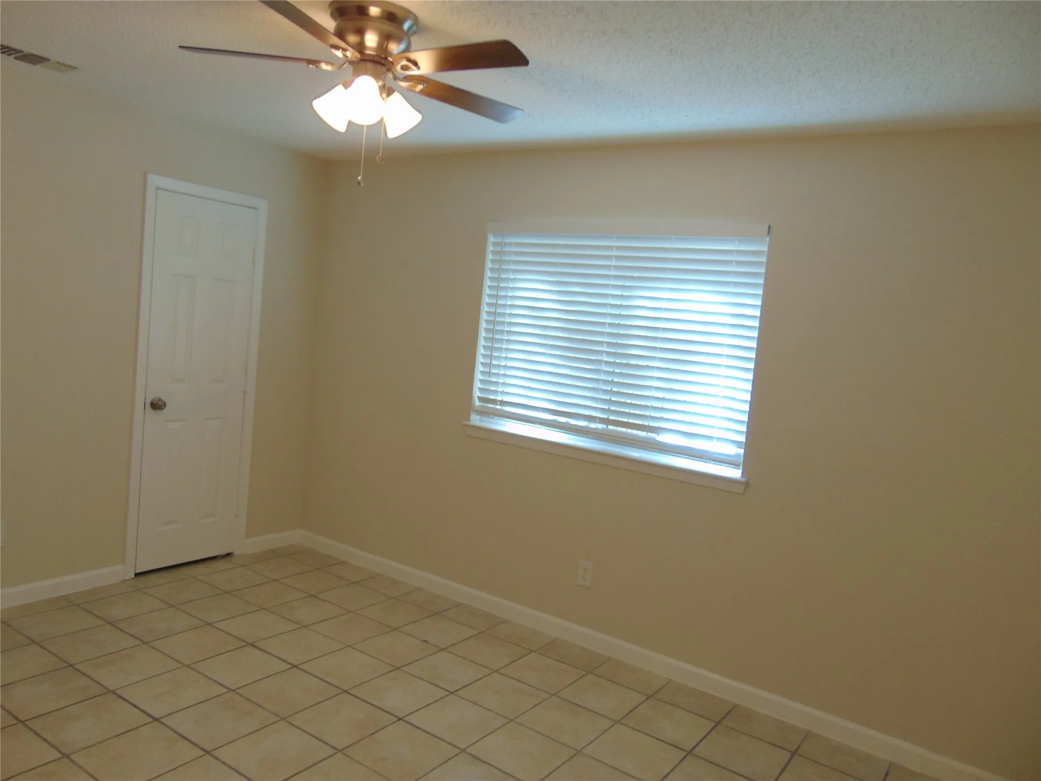 Single Family Residence For Sale in Dallas County , 1224 Mars Drive, Cedar Hill, Texas 75104, 4 Bedroom, 2 Bathroom, Garage spaces, 1,440 Sqft, built in 1975, mls#21371389, Real Estate Agent in Cedar Hill, Homes For Sale in Dallas county, Homes For Sale in Cedar Hill, Realtor in Cedar Hill Texas, Real Estate Brokerage Independent Realty Texas, Luminita Cordes Realtor