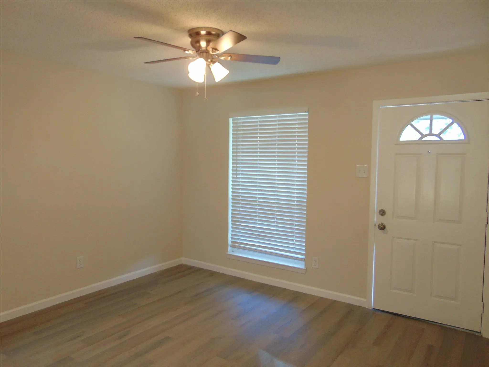 Single Family Residence For Sale in Dallas County , 1224 Mars Drive, Cedar Hill, Texas 75104, 4 Bedroom, 2 Bathroom, Garage spaces, 1,440 Sqft, built in 1975, mls#21371389, Real Estate Agent in Cedar Hill, Homes For Sale in Dallas county, Homes For Sale in Cedar Hill, Realtor in Cedar Hill Texas, Real Estate Brokerage Independent Realty Texas, Luminita Cordes Realtor