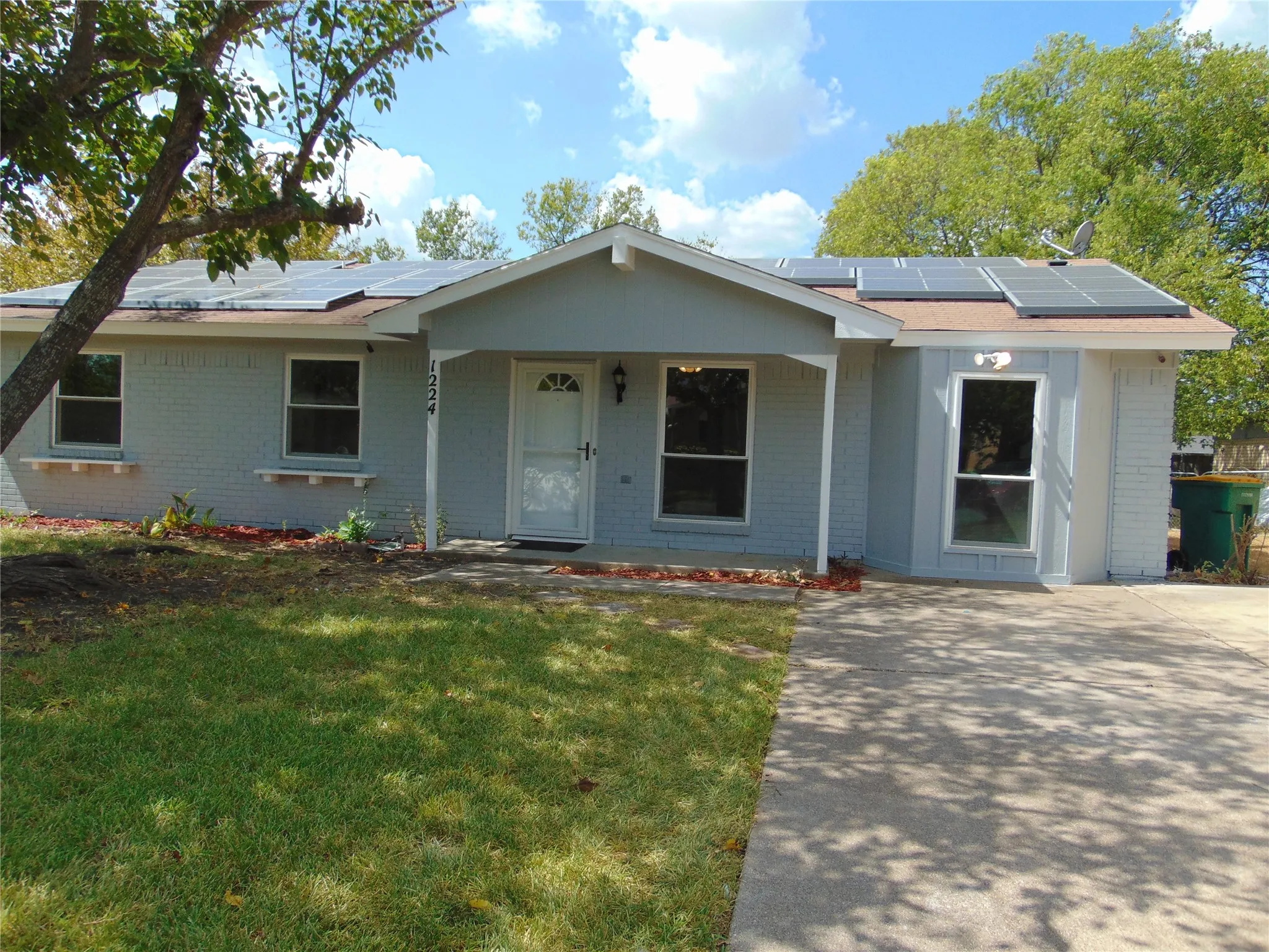 Single Family Residence For Sale in Dallas County , 1224 Mars Drive, Cedar Hill, Texas 75104, 4 Bedroom, 2 Bathroom, Garage spaces, 1,440 Sqft, built in 1975, mls#21371389, Real Estate Agent in Cedar Hill, Homes For Sale in Dallas county, Homes For Sale in Cedar Hill, Realtor in Cedar Hill Texas, Real Estate Brokerage Independent Realty Texas, Luminita Cordes Realtor
