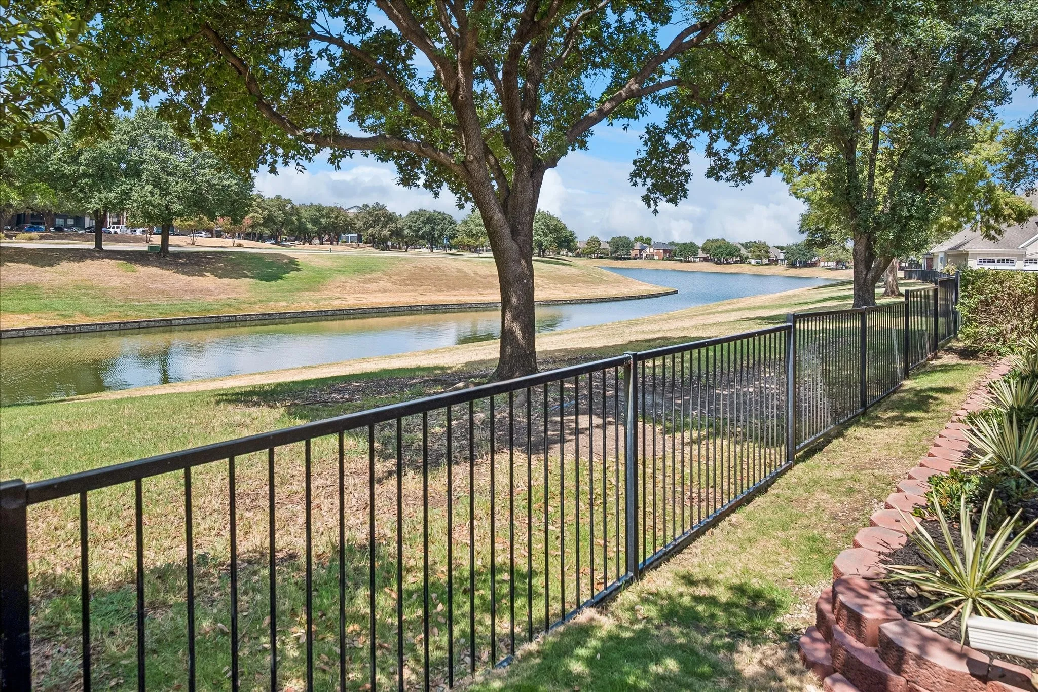 Single Family Residence For Sale in Dallas County , 412 Manders Court, Irving, Texas 75063, 3 Bedroom, 2 Bathroom, 2 Garage spaces, 2,267 Sqft, built in 1998, mls#21389882, Real Estate Agent in Irving, Homes For Sale in Dallas county, Homes For Sale in Irving, Realtor in Irving Texas, Real Estate Brokerage Independent Realty Texas, Luminita Cordes Realtor