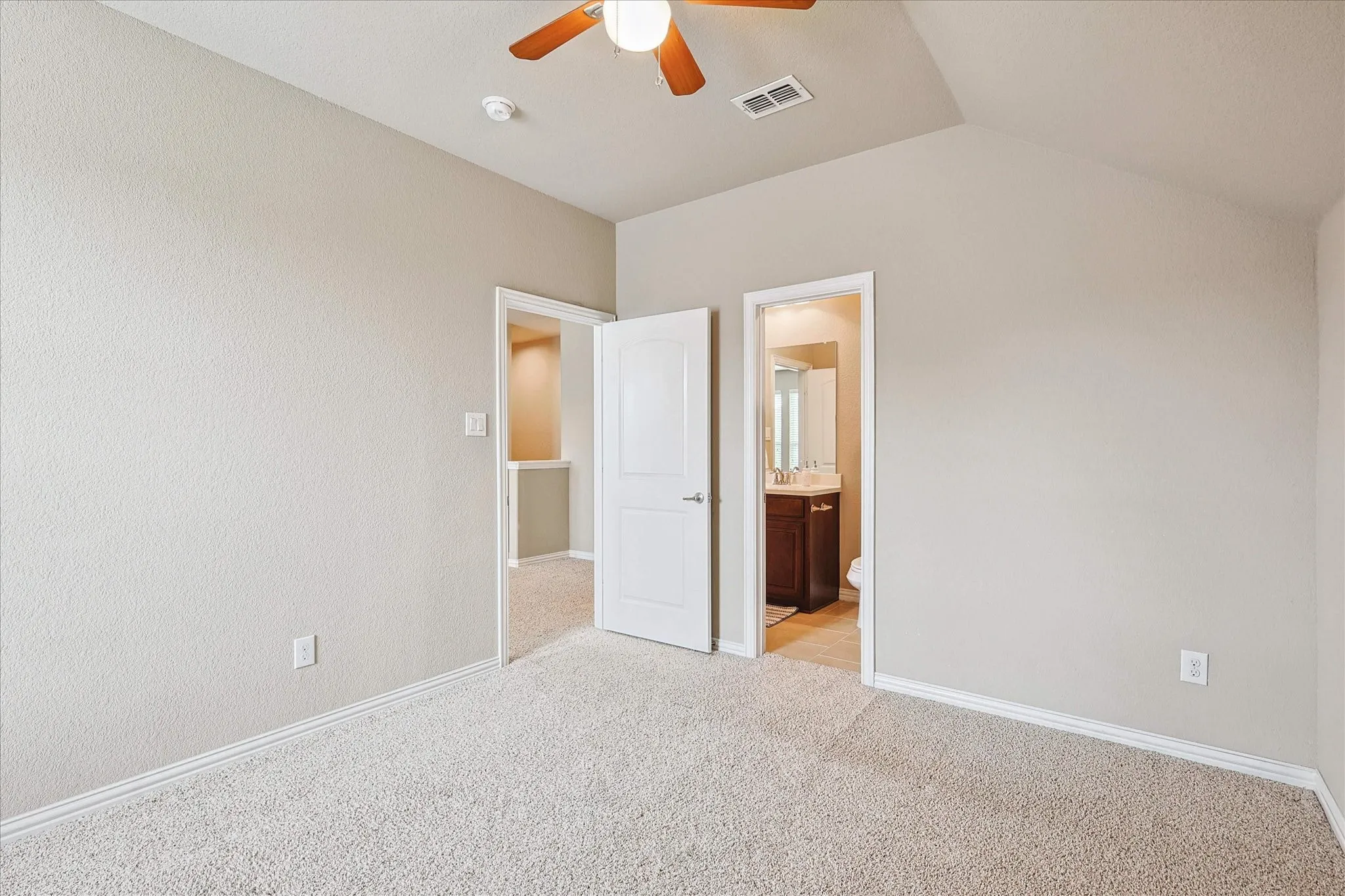 Single Family Residence For Rent in Tarrant County , 4332 Old Grove Way, Fort Worth, Texas 76244, 4 Bedroom, 3 Bathroom, 2 Garage spaces, 2,658 Sqft, built in 2015, mls#21390708, Real Estate Agent in Fort Worth, Homes For Rent in Tarrant county, Homes For Rent in Fort Worth, Realtor in Fort Worth Texas, Real Estate Brokerage Independent Realty Texas, Luminita Cordes Realtor