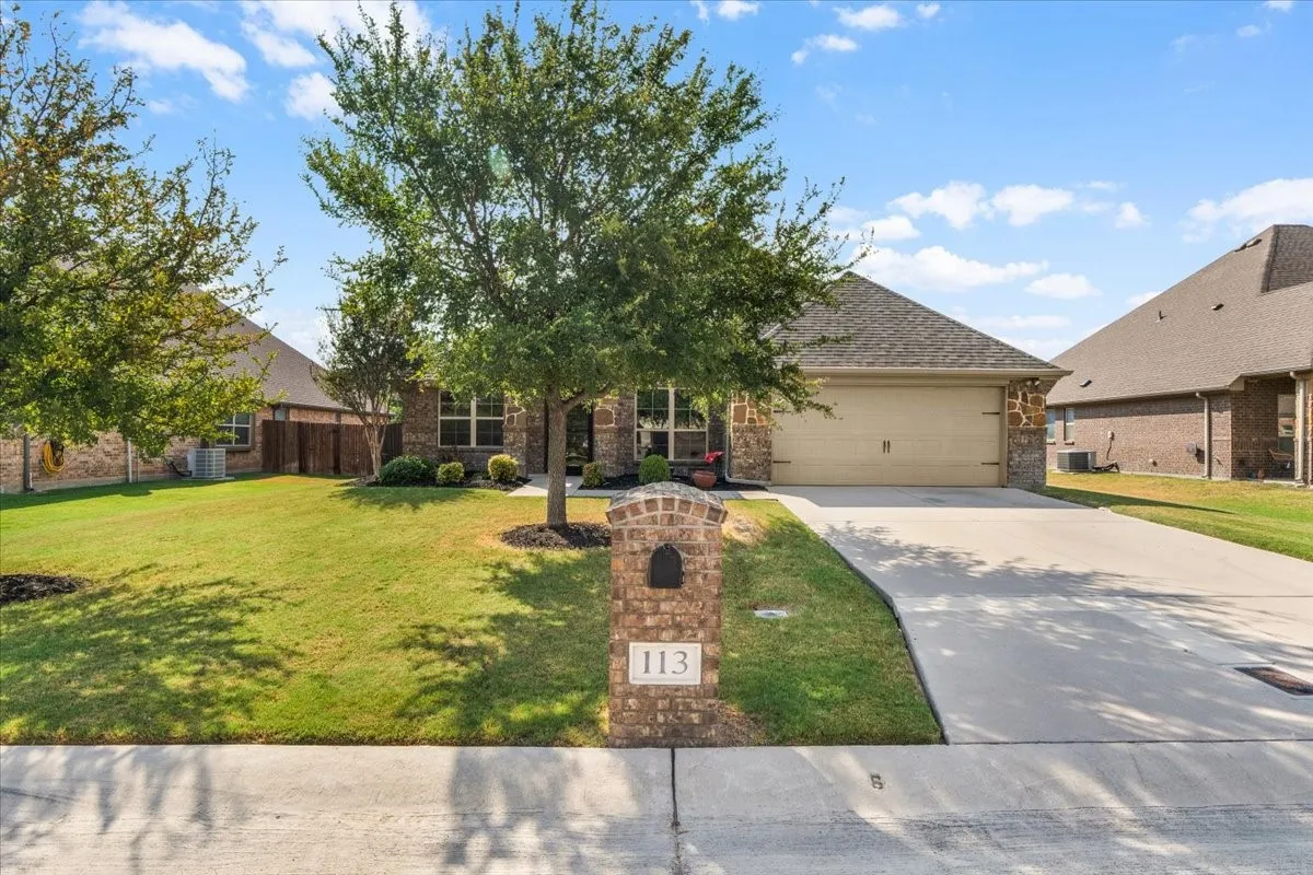 Single Family Residence For Sale in Parker County , 113 Cold Track Drive, Willow Park, Texas 76008, 4 Bedroom, 2 Bathroom, 2 Garage spaces, 2,106 Sqft, built in 2014, mls#21384328, Real Estate Agent in Willow Park, Homes For Sale in Parker county, Homes For Sale in Willow Park, Realtor in Willow Park Texas, Real Estate Brokerage Independent Realty Texas, Luminita Cordes Realtor