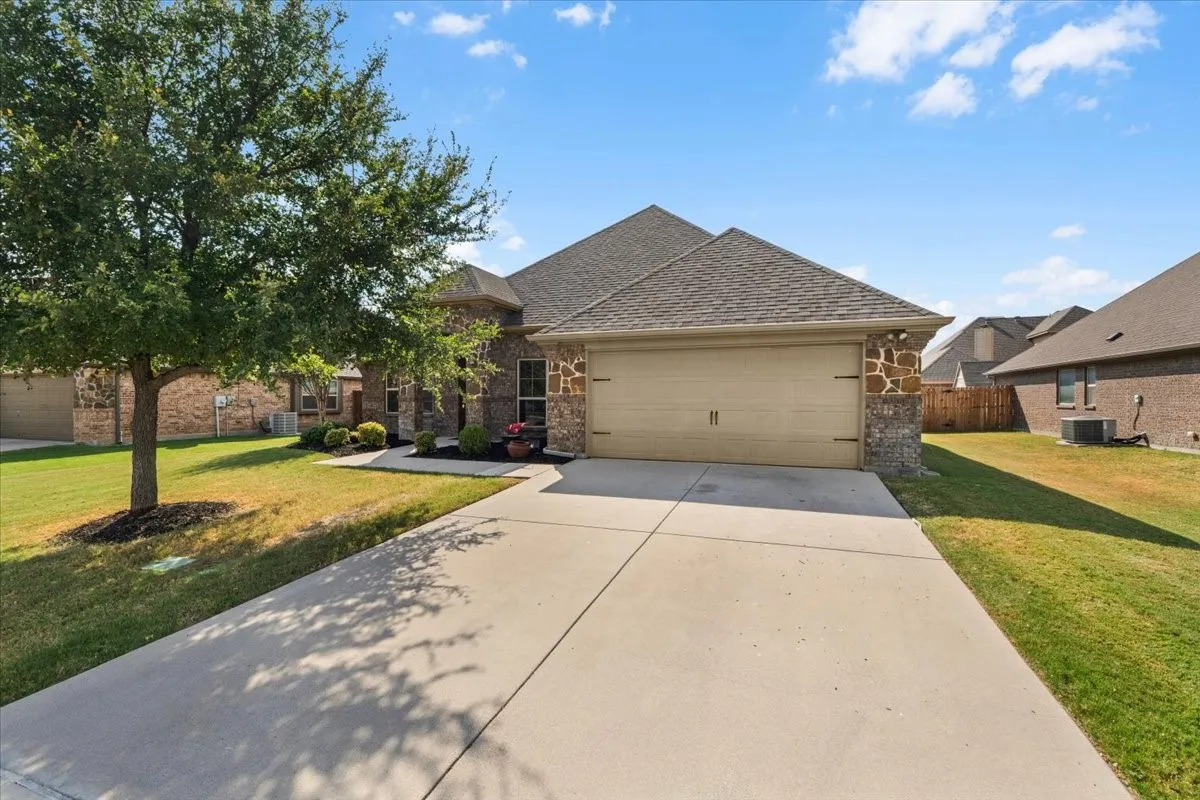 Single Family Residence For Sale in Parker County , 113 Cold Track Drive, Willow Park, Texas 76008, 4 Bedroom, 2 Bathroom, 2 Garage spaces, 2,106 Sqft, built in 2014, mls#21384328, Real Estate Agent in Willow Park, Homes For Sale in Parker county, Homes For Sale in Willow Park, Realtor in Willow Park Texas, Real Estate Brokerage Independent Realty Texas, Luminita Cordes Realtor