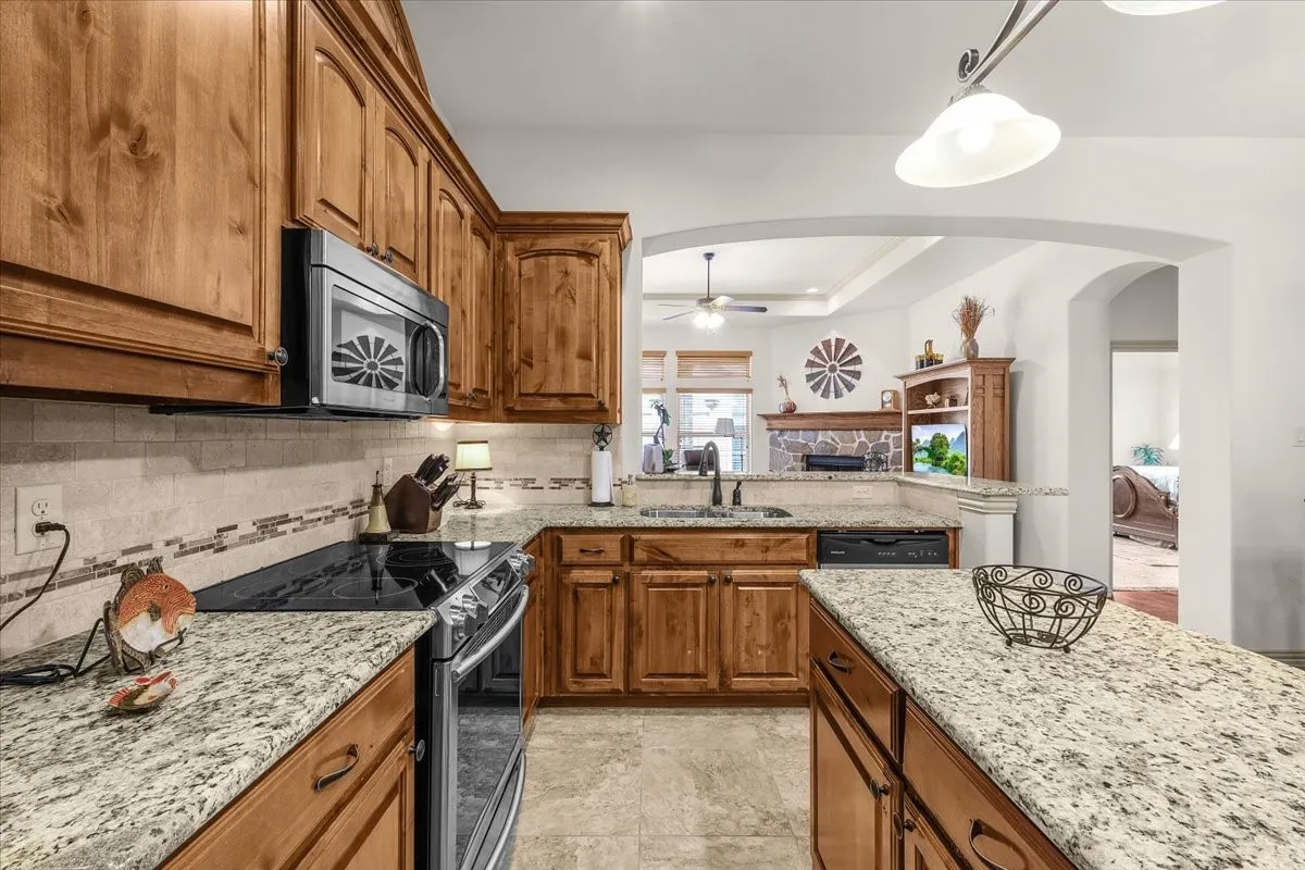 Single Family Residence For Sale in Parker County , 113 Cold Track Drive, Willow Park, Texas 76008, 4 Bedroom, 2 Bathroom, 2 Garage spaces, 2,106 Sqft, built in 2014, mls#21384328, Real Estate Agent in Willow Park, Homes For Sale in Parker county, Homes For Sale in Willow Park, Realtor in Willow Park Texas, Real Estate Brokerage Independent Realty Texas, Luminita Cordes Realtor