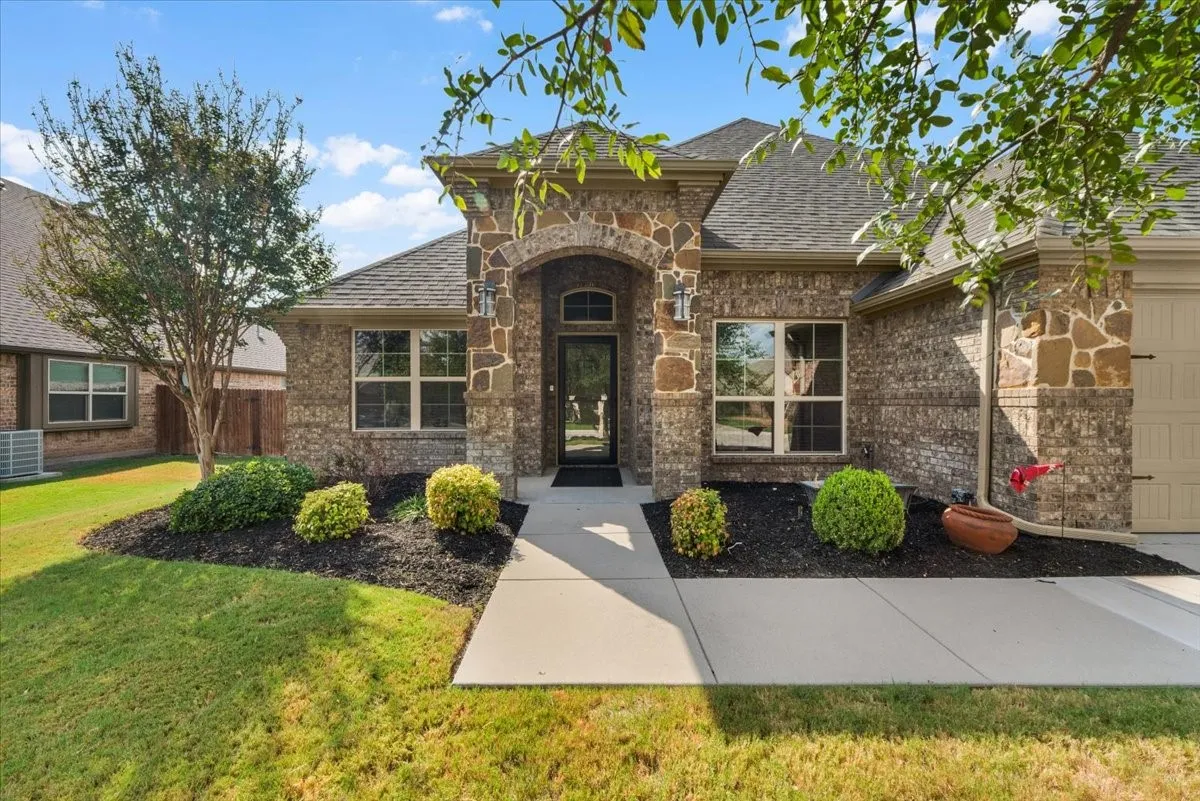 Single Family Residence For Sale in Parker County , 113 Cold Track Drive, Willow Park, Texas 76008, 4 Bedroom, 2 Bathroom, 2 Garage spaces, 2,106 Sqft, built in 2014, mls#21384328, Real Estate Agent in Willow Park, Homes For Sale in Parker county, Homes For Sale in Willow Park, Realtor in Willow Park Texas, Real Estate Brokerage Independent Realty Texas, Luminita Cordes Realtor