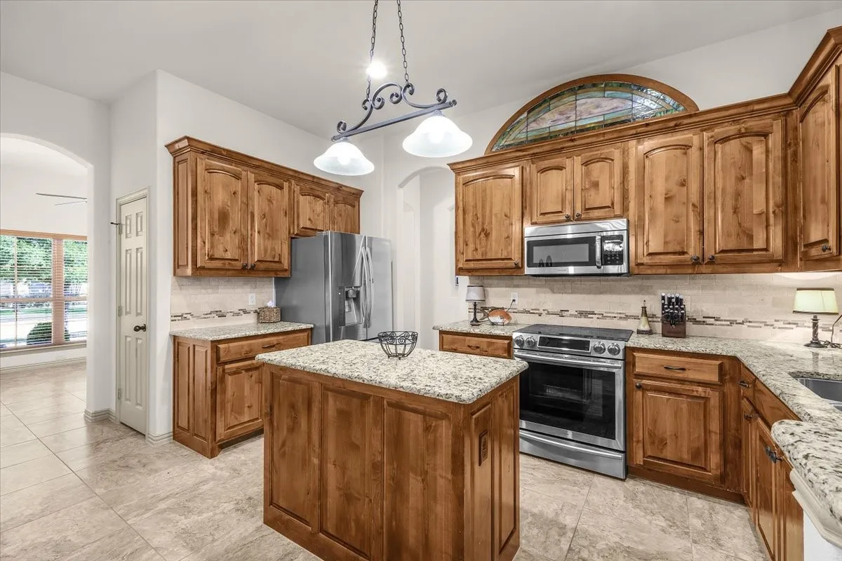 Single Family Residence For Sale in Parker County , 113 Cold Track Drive, Willow Park, Texas 76008, 4 Bedroom, 2 Bathroom, 2 Garage spaces, 2,106 Sqft, built in 2014, mls#21384328, Real Estate Agent in Willow Park, Homes For Sale in Parker county, Homes For Sale in Willow Park, Realtor in Willow Park Texas, Real Estate Brokerage Independent Realty Texas, Luminita Cordes Realtor