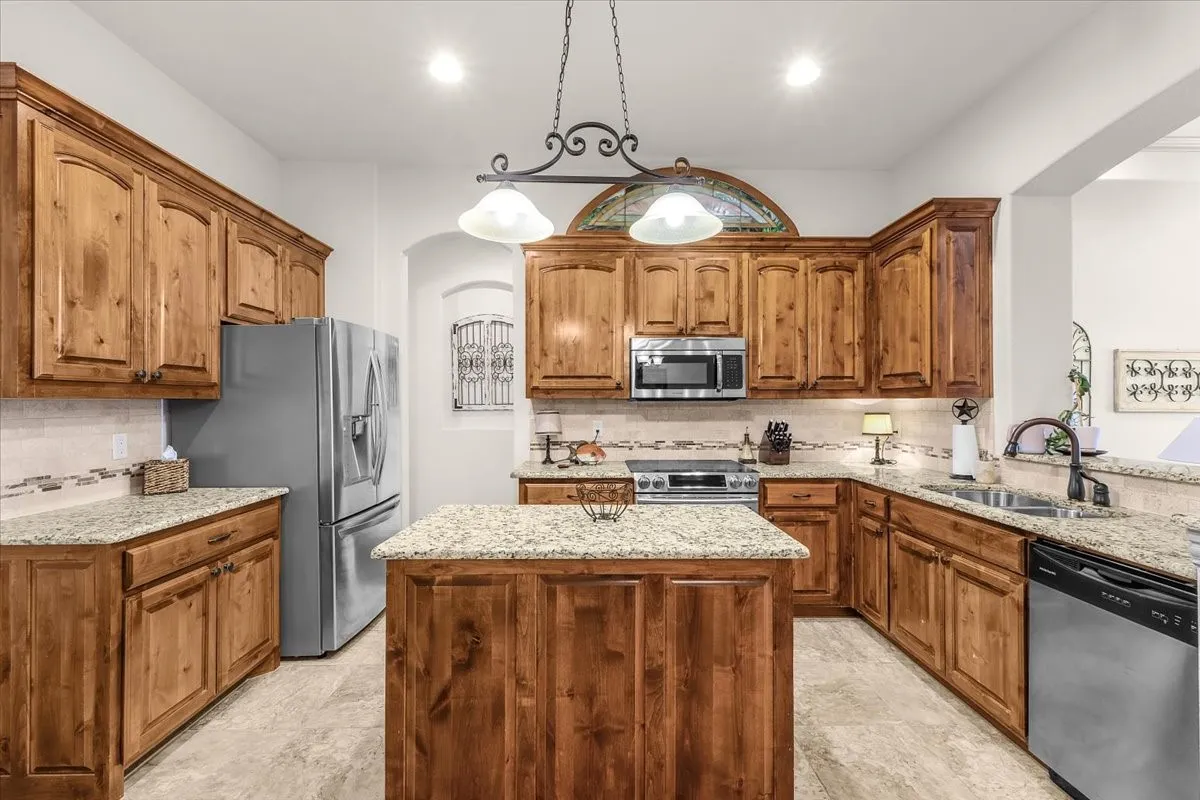 Single Family Residence For Sale in Parker County , 113 Cold Track Drive, Willow Park, Texas 76008, 4 Bedroom, 2 Bathroom, 2 Garage spaces, 2,106 Sqft, built in 2014, mls#21384328, Real Estate Agent in Willow Park, Homes For Sale in Parker county, Homes For Sale in Willow Park, Realtor in Willow Park Texas, Real Estate Brokerage Independent Realty Texas, Luminita Cordes Realtor