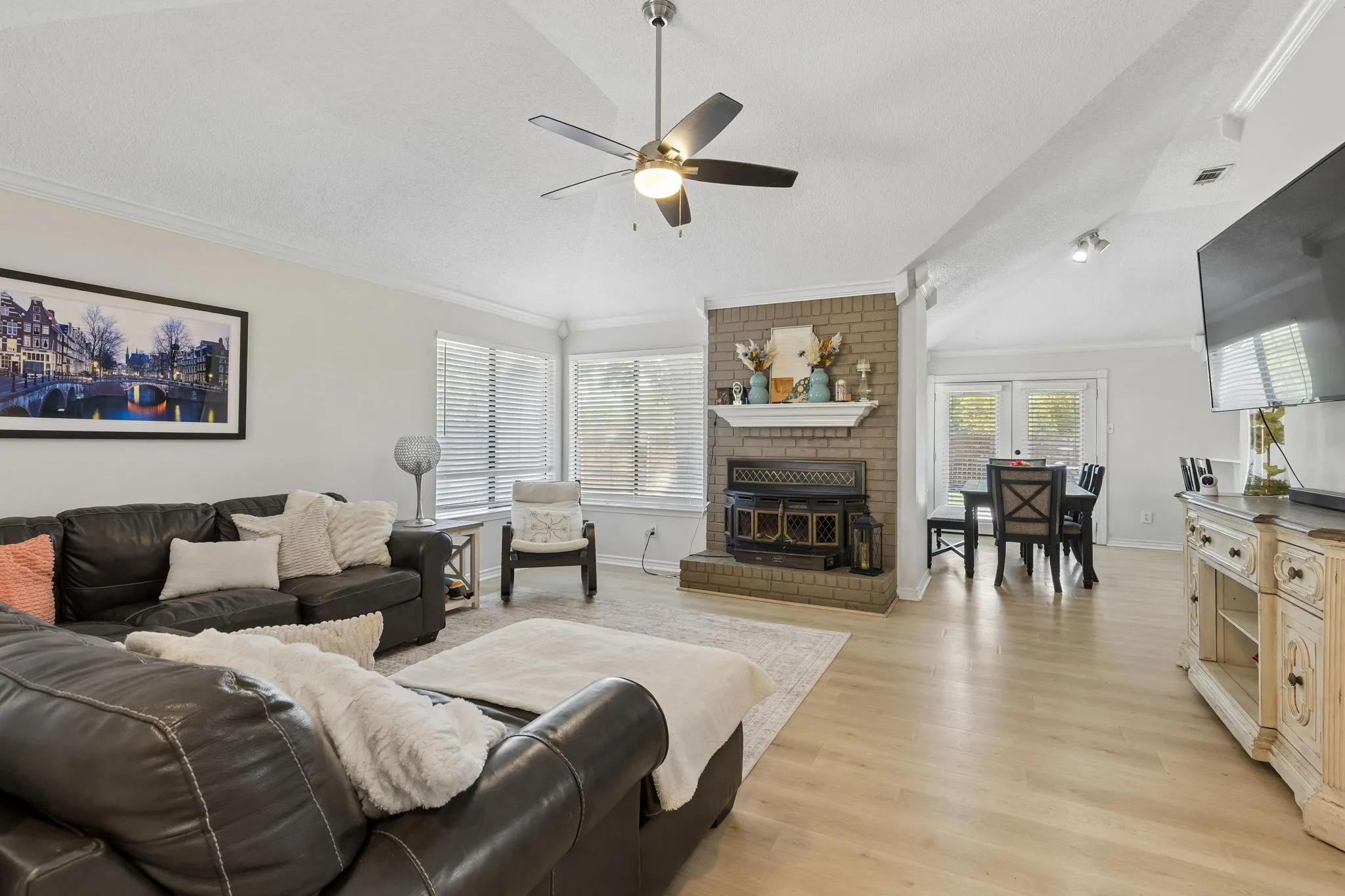 Single Family Residence For Sale in Dallas County , 7808 Cornell Drive, Rowlett, Texas 75088, 4 Bedroom, 3 Bathroom, Garage spaces, 1,735 Sqft, built in 1986, mls#21390685, Real Estate Agent in Rowlett, Homes For Sale in Dallas county, Homes For Sale in Rowlett, Realtor in Rowlett Texas, Real Estate Brokerage Independent Realty Texas, Luminita Cordes Realtor