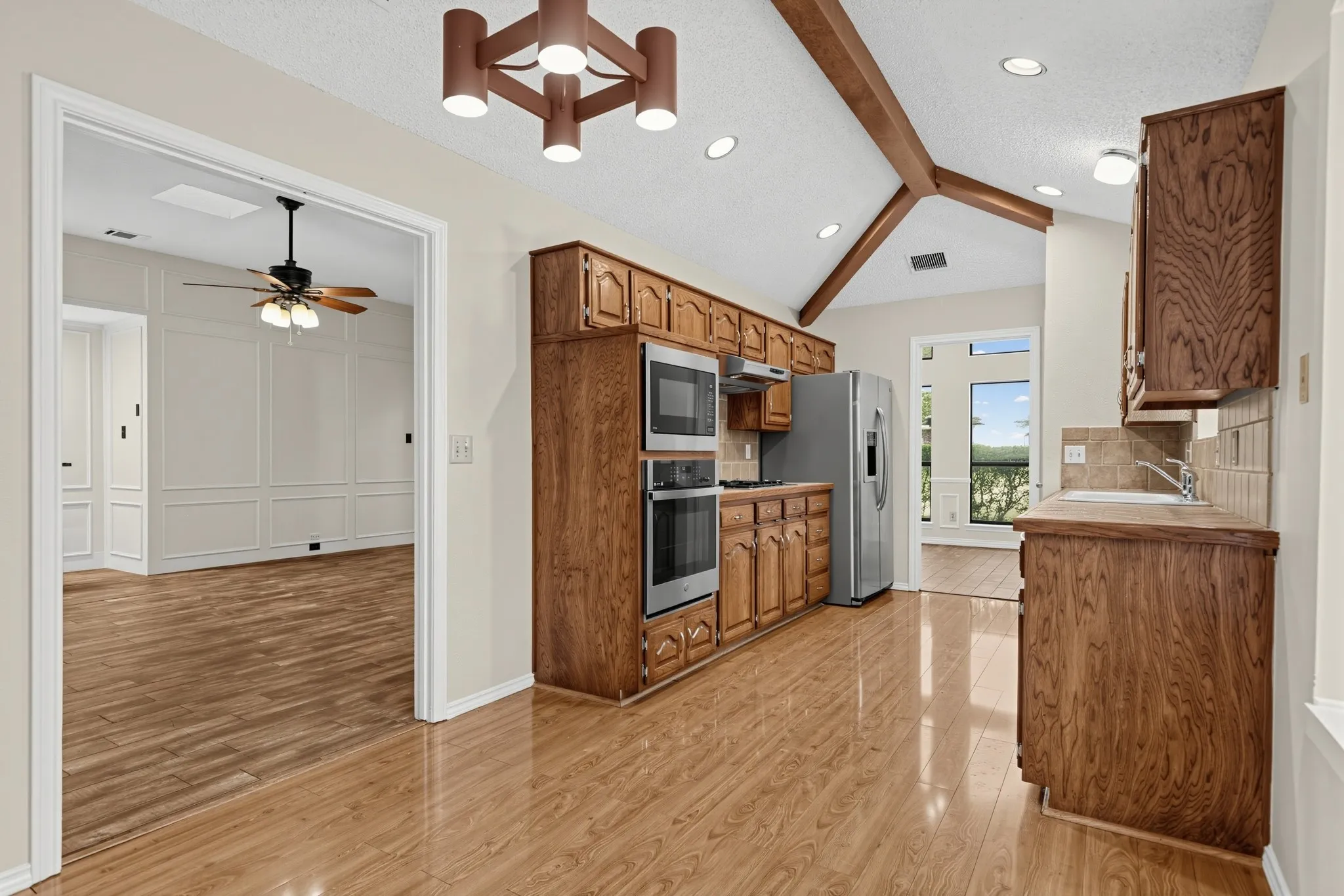Single Family Residence For Sale in Dallas County , 2120 Springwood, Carrollton, Texas 75006, 4 Bedroom, 2 Bathroom, 2 Garage spaces, 1,985 Sqft, built in 1983, mls#21390725, Real Estate Agent in Carrollton, Homes For Sale in Dallas county, Homes For Sale in Carrollton, Realtor in Carrollton Texas, Real Estate Brokerage Independent Realty Texas, Luminita Cordes Realtor