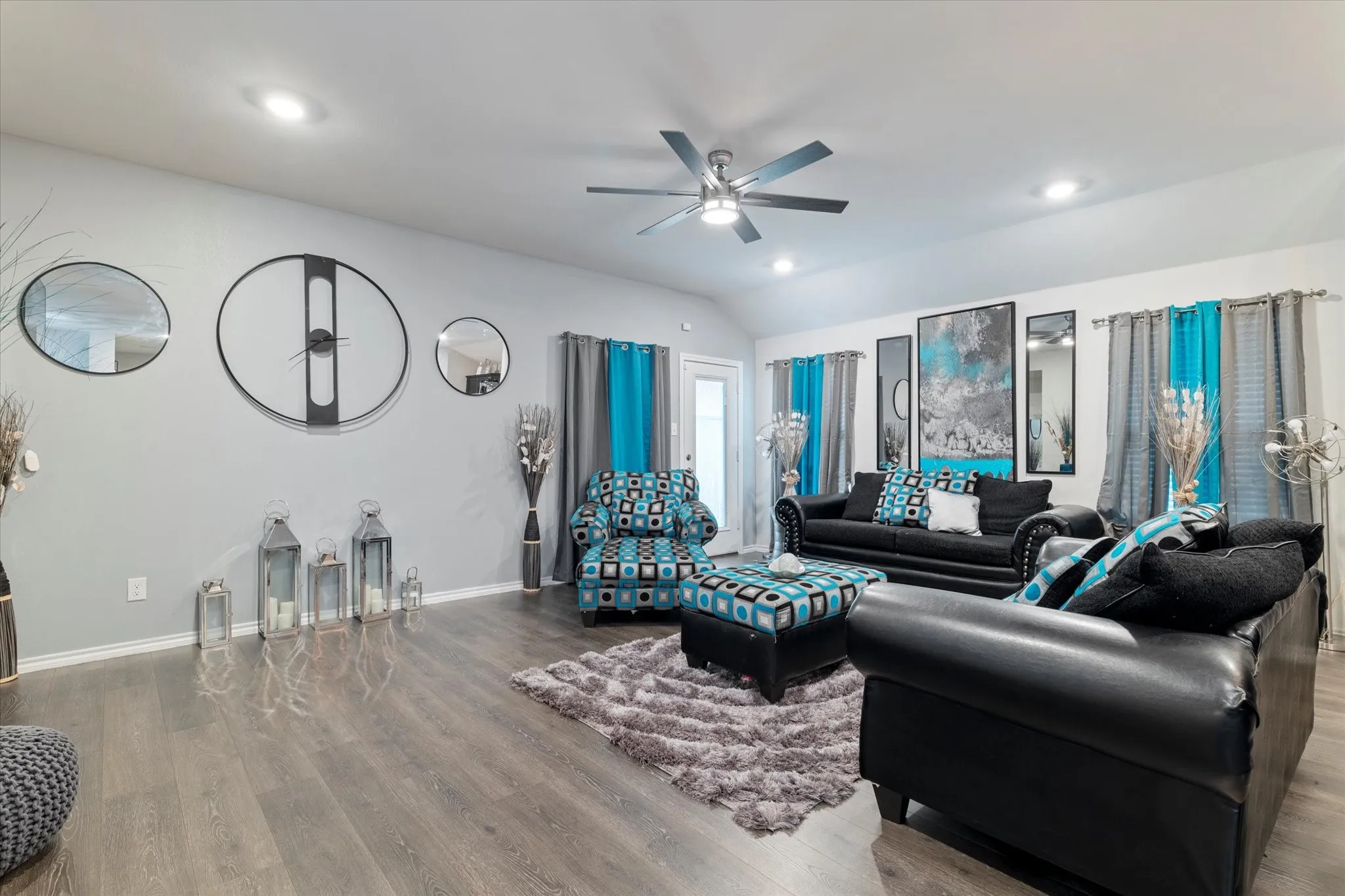 Living area featuring lofted ceiling, wood finished floors, recessed lighting, and ceiling fan