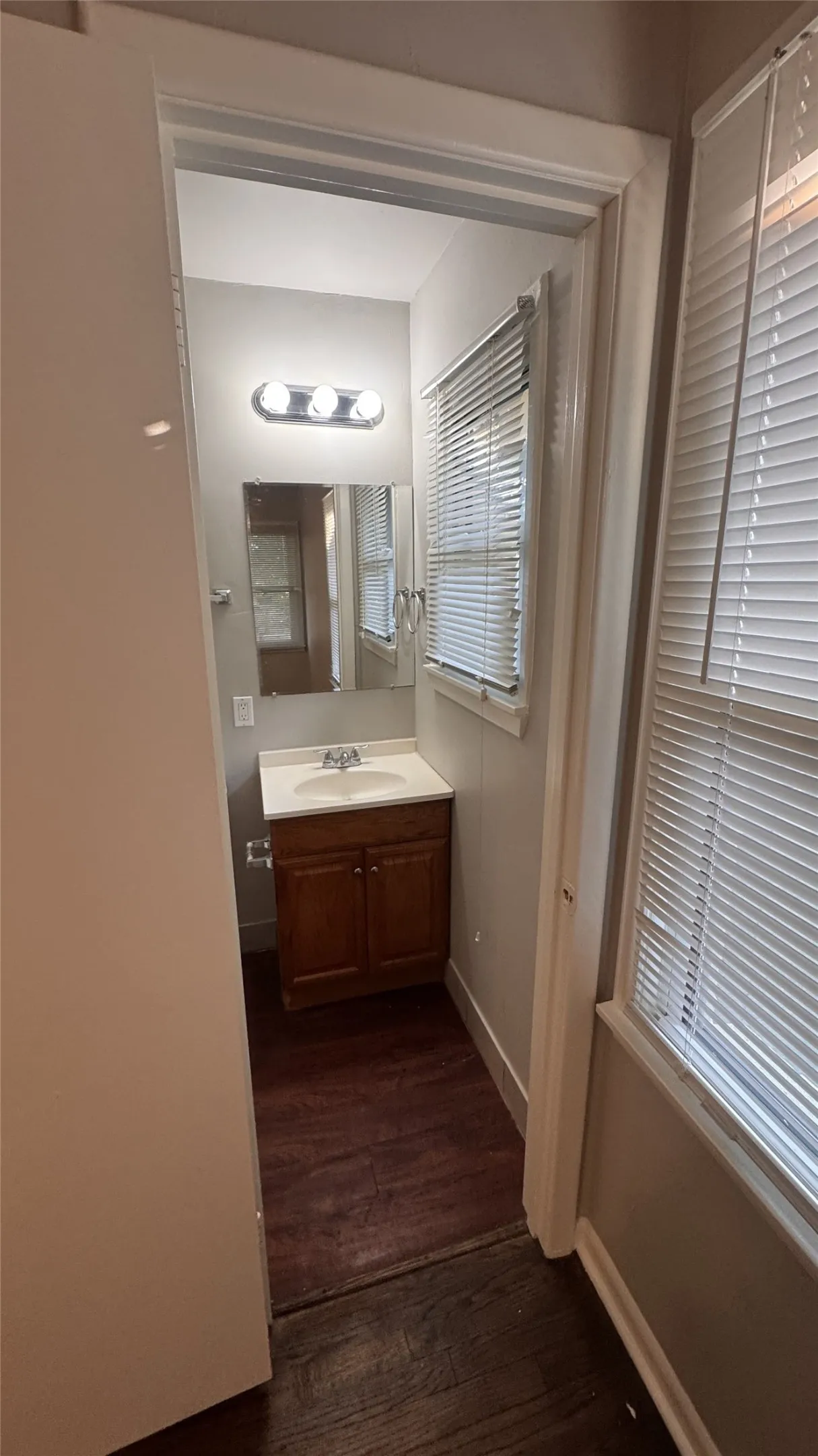 Single Family Residence For Rent in Dallas County , 214 E Carolyn Drive, Garland, Texas 75041, 3 Bedroom, 2 Bathroom, 1 Garage spaces, 1,128 Sqft, built in 1958, mls#21390019, Real Estate Agent in Garland, Homes For Rent in Dallas county, Homes For Rent in Garland, Realtor in Garland Texas, Real Estate Brokerage Independent Realty Texas, Luminita Cordes Realtor