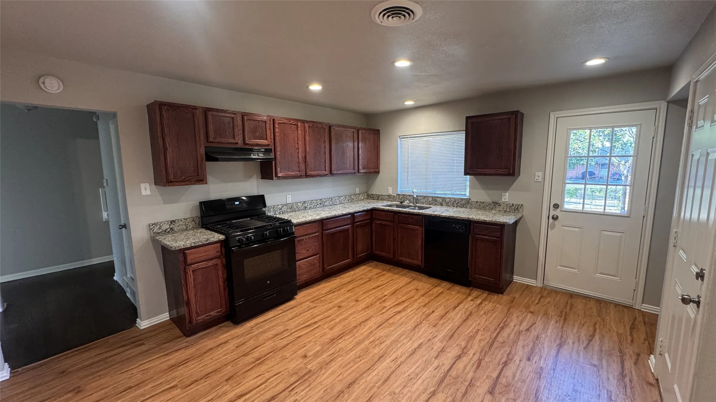 Single Family Residence For Rent in Dallas County , 214 E Carolyn Drive, Garland, Texas 75041, 3 Bedroom, 2 Bathroom, 1 Garage spaces, 1,128 Sqft, built in 1958, mls#21390019, Real Estate Agent in Garland, Homes For Rent in Dallas county, Homes For Rent in Garland, Realtor in Garland Texas, Real Estate Brokerage Independent Realty Texas, Luminita Cordes Realtor