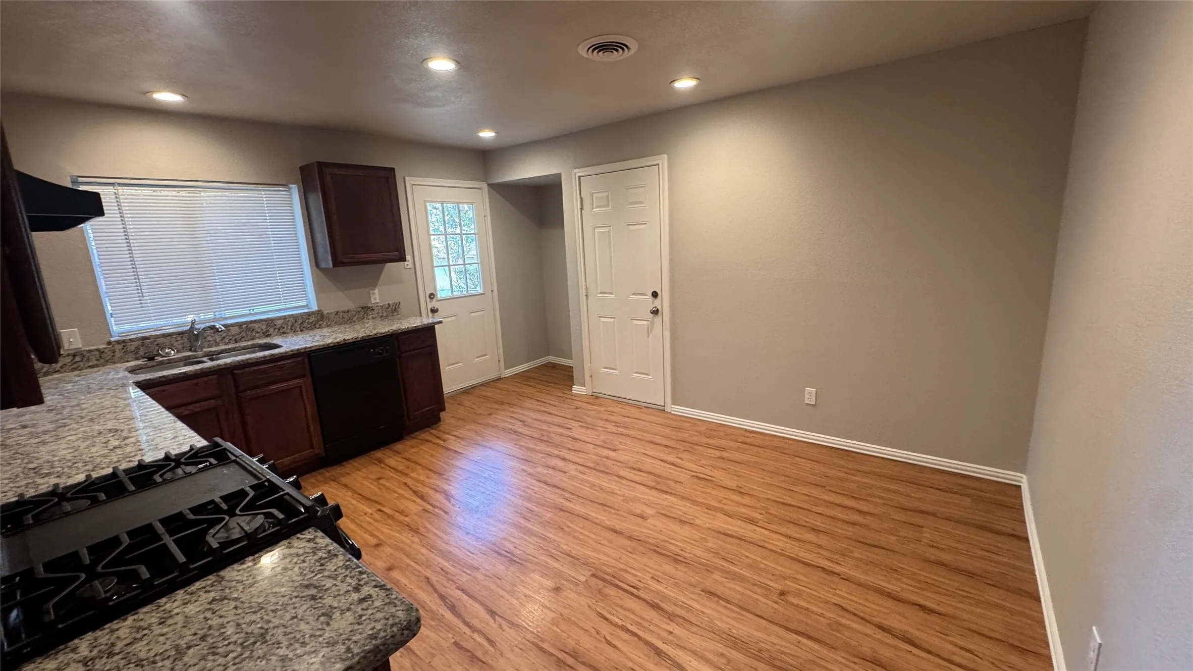 Single Family Residence For Rent in Dallas County , 214 E Carolyn Drive, Garland, Texas 75041, 3 Bedroom, 2 Bathroom, 1 Garage spaces, 1,128 Sqft, built in 1958, mls#21390019, Real Estate Agent in Garland, Homes For Rent in Dallas county, Homes For Rent in Garland, Realtor in Garland Texas, Real Estate Brokerage Independent Realty Texas, Luminita Cordes Realtor