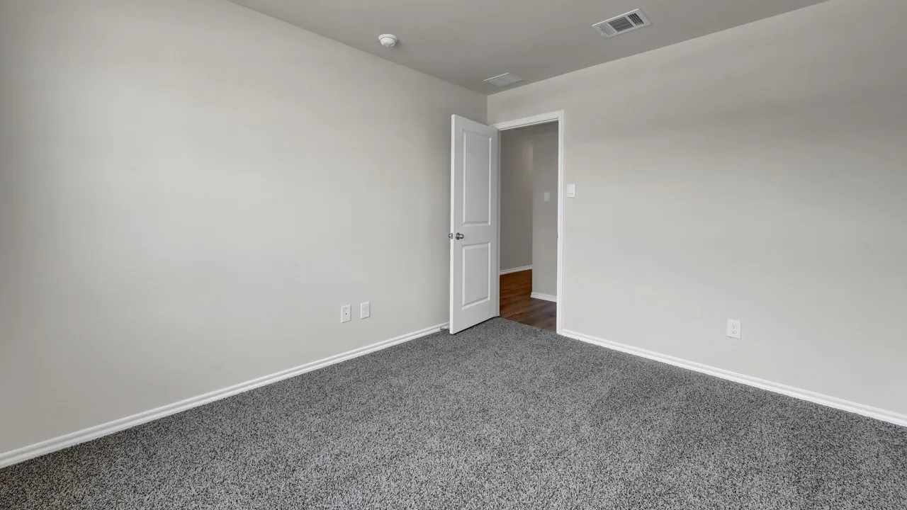 Neutral wall paint with contrasting trim