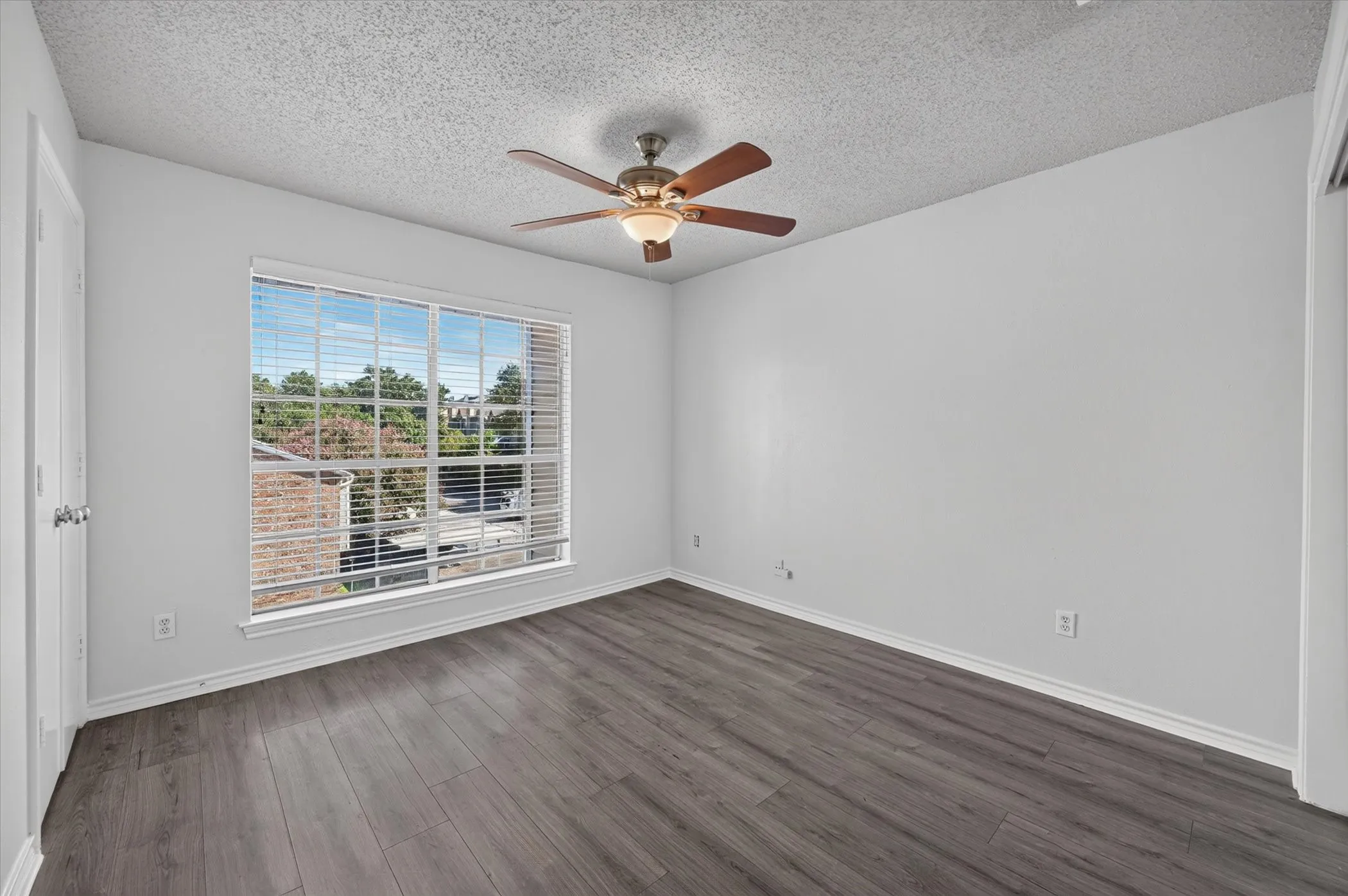 Condominium For Sale in Dallas County , 8550 Fair Oaks Crossing 112, Dallas, Texas 75243, 2 Bedroom, 3 Bathroom, Garage spaces, 1,133 Sqft, built in 1982, mls#21390282, Real Estate Agent in Dallas, Homes For Sale in Dallas county, Homes For Sale in Dallas, Realtor in Dallas Texas, Real Estate Brokerage Independent Realty Texas, Luminita Cordes Realtor
