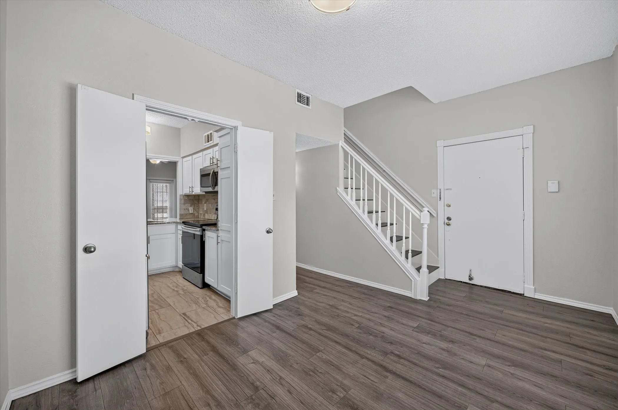 Condominium For Sale in Dallas County , 8550 Fair Oaks Crossing 112, Dallas, Texas 75243, 2 Bedroom, 3 Bathroom, Garage spaces, 1,133 Sqft, built in 1982, mls#21390282, Real Estate Agent in Dallas, Homes For Sale in Dallas county, Homes For Sale in Dallas, Realtor in Dallas Texas, Real Estate Brokerage Independent Realty Texas, Luminita Cordes Realtor