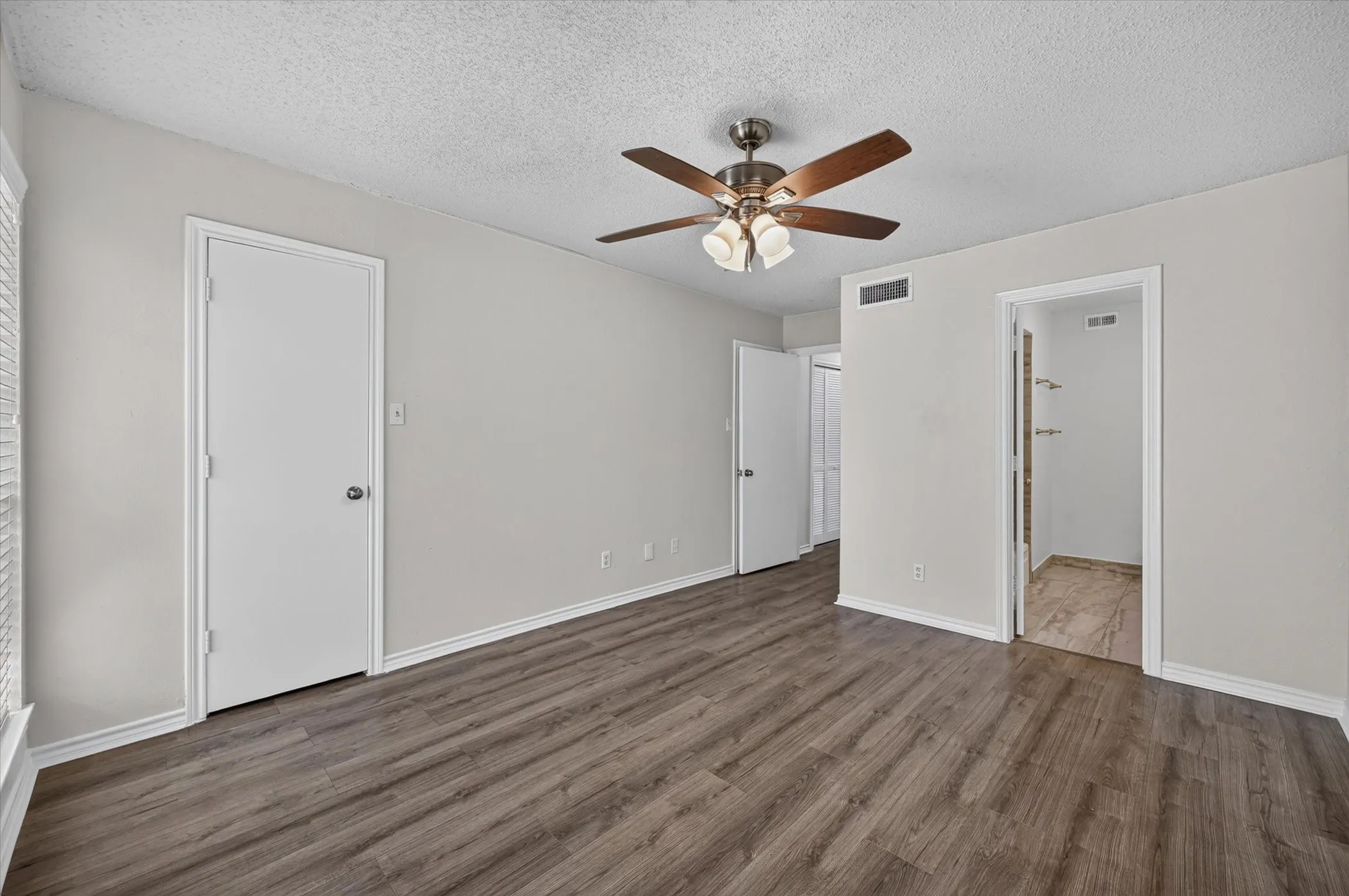 Condominium For Sale in Dallas County , 8550 Fair Oaks Crossing 112, Dallas, Texas 75243, 2 Bedroom, 3 Bathroom, Garage spaces, 1,133 Sqft, built in 1982, mls#21390282, Real Estate Agent in Dallas, Homes For Sale in Dallas county, Homes For Sale in Dallas, Realtor in Dallas Texas, Real Estate Brokerage Independent Realty Texas, Luminita Cordes Realtor