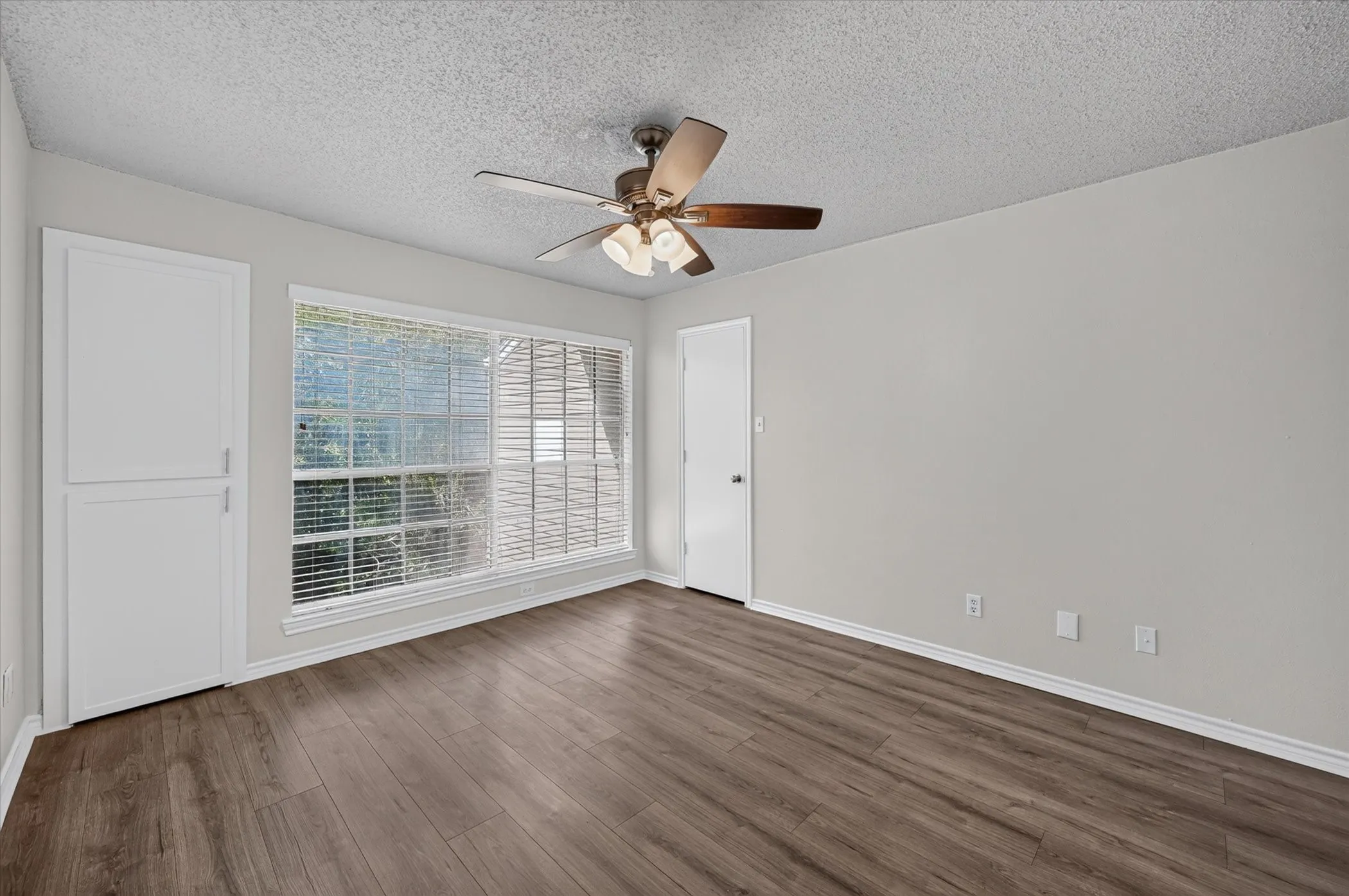 Condominium For Sale in Dallas County , 8550 Fair Oaks Crossing 112, Dallas, Texas 75243, 2 Bedroom, 3 Bathroom, Garage spaces, 1,133 Sqft, built in 1982, mls#21390282, Real Estate Agent in Dallas, Homes For Sale in Dallas county, Homes For Sale in Dallas, Realtor in Dallas Texas, Real Estate Brokerage Independent Realty Texas, Luminita Cordes Realtor