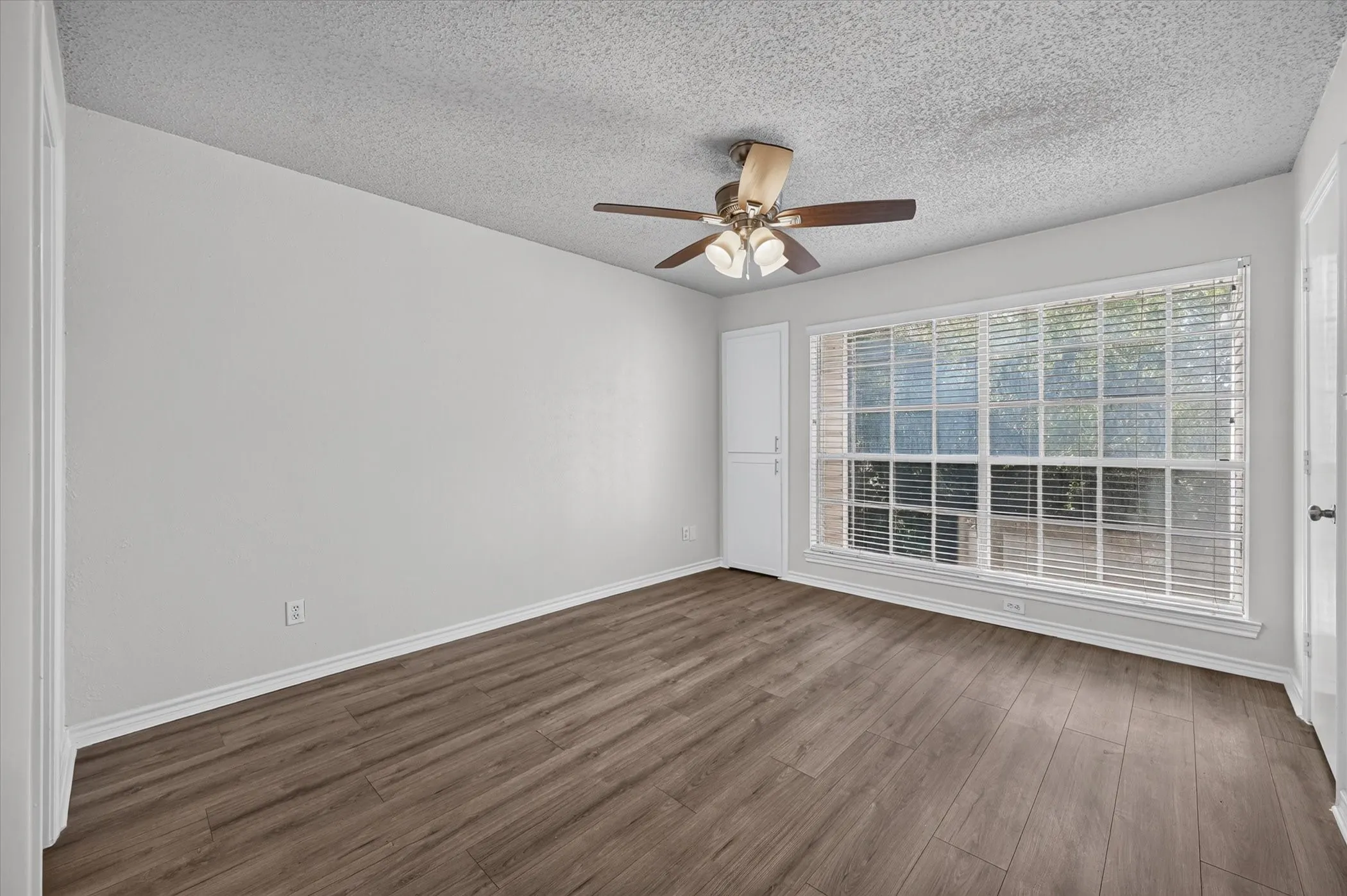 Condominium For Sale in Dallas County , 8550 Fair Oaks Crossing 112, Dallas, Texas 75243, 2 Bedroom, 3 Bathroom, Garage spaces, 1,133 Sqft, built in 1982, mls#21390282, Real Estate Agent in Dallas, Homes For Sale in Dallas county, Homes For Sale in Dallas, Realtor in Dallas Texas, Real Estate Brokerage Independent Realty Texas, Luminita Cordes Realtor