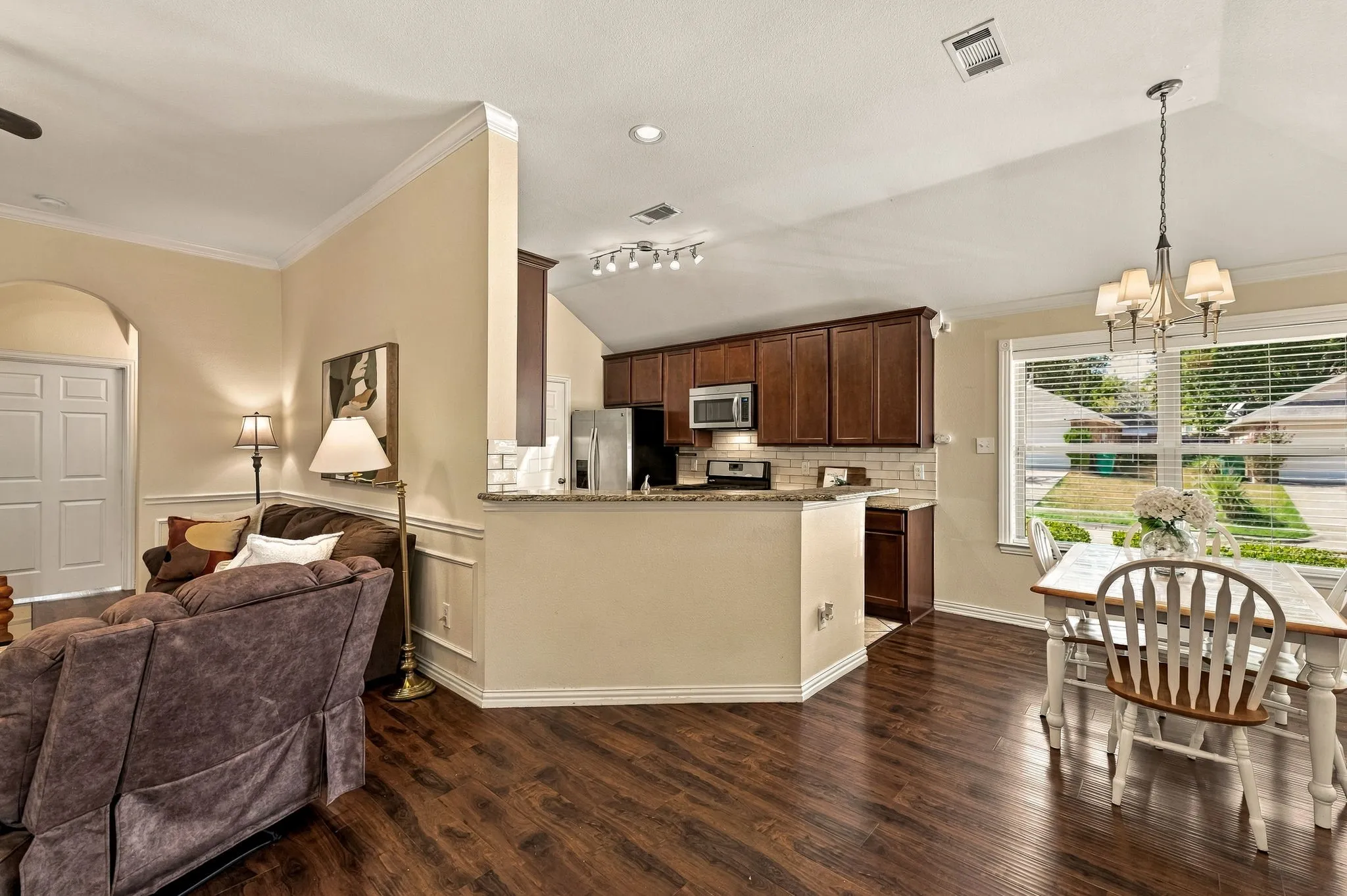 Single Family Residence For Sale in Dallas County , 1146 Calvert Drive, Cedar Hill, Texas 75104, 3 Bedroom, 2 Bathroom, 2 Garage spaces, 1,516 Sqft, built in 2015, mls#21384093, Real Estate Agent in Cedar Hill, Homes For Sale in Dallas county, Homes For Sale in Cedar Hill, Realtor in Cedar Hill Texas, Real Estate Brokerage Independent Realty Texas, Luminita Cordes Realtor