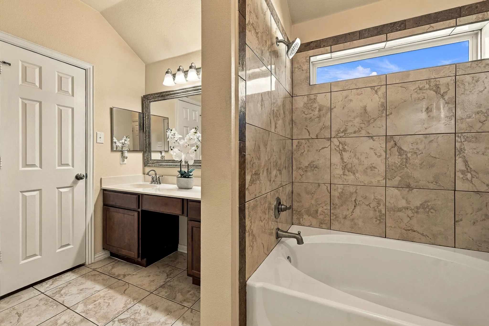 Single Family Residence For Sale in Dallas County , 1146 Calvert Drive, Cedar Hill, Texas 75104, 3 Bedroom, 2 Bathroom, 2 Garage spaces, 1,516 Sqft, built in 2015, mls#21384093, Real Estate Agent in Cedar Hill, Homes For Sale in Dallas county, Homes For Sale in Cedar Hill, Realtor in Cedar Hill Texas, Real Estate Brokerage Independent Realty Texas, Luminita Cordes Realtor