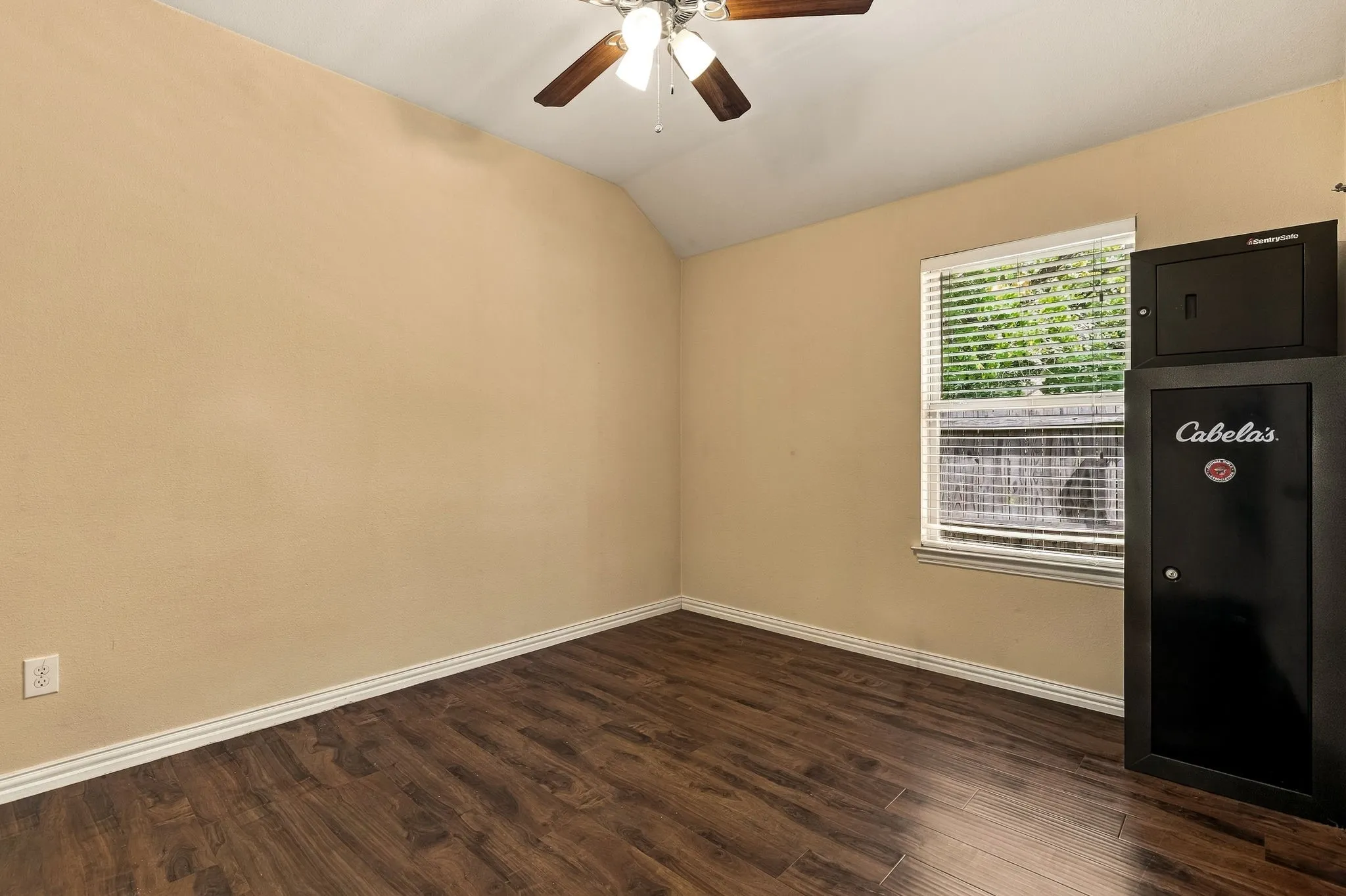 Single Family Residence For Sale in Dallas County , 1146 Calvert Drive, Cedar Hill, Texas 75104, 3 Bedroom, 2 Bathroom, 2 Garage spaces, 1,516 Sqft, built in 2015, mls#21384093, Real Estate Agent in Cedar Hill, Homes For Sale in Dallas county, Homes For Sale in Cedar Hill, Realtor in Cedar Hill Texas, Real Estate Brokerage Independent Realty Texas, Luminita Cordes Realtor