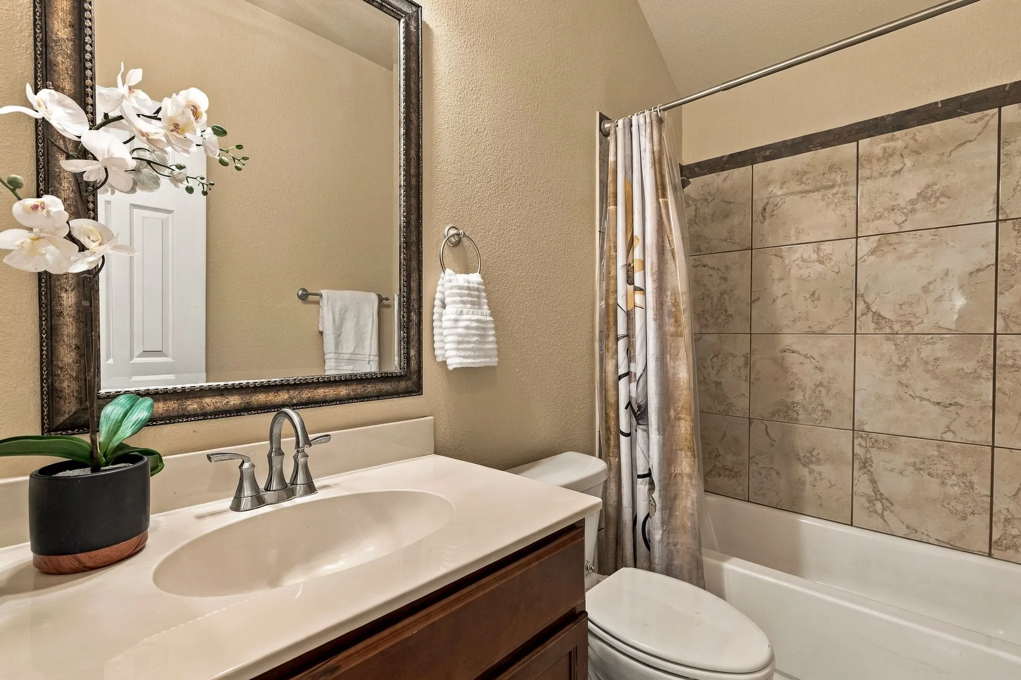 Single Family Residence For Sale in Dallas County , 1146 Calvert Drive, Cedar Hill, Texas 75104, 3 Bedroom, 2 Bathroom, 2 Garage spaces, 1,516 Sqft, built in 2015, mls#21384093, Real Estate Agent in Cedar Hill, Homes For Sale in Dallas county, Homes For Sale in Cedar Hill, Realtor in Cedar Hill Texas, Real Estate Brokerage Independent Realty Texas, Luminita Cordes Realtor