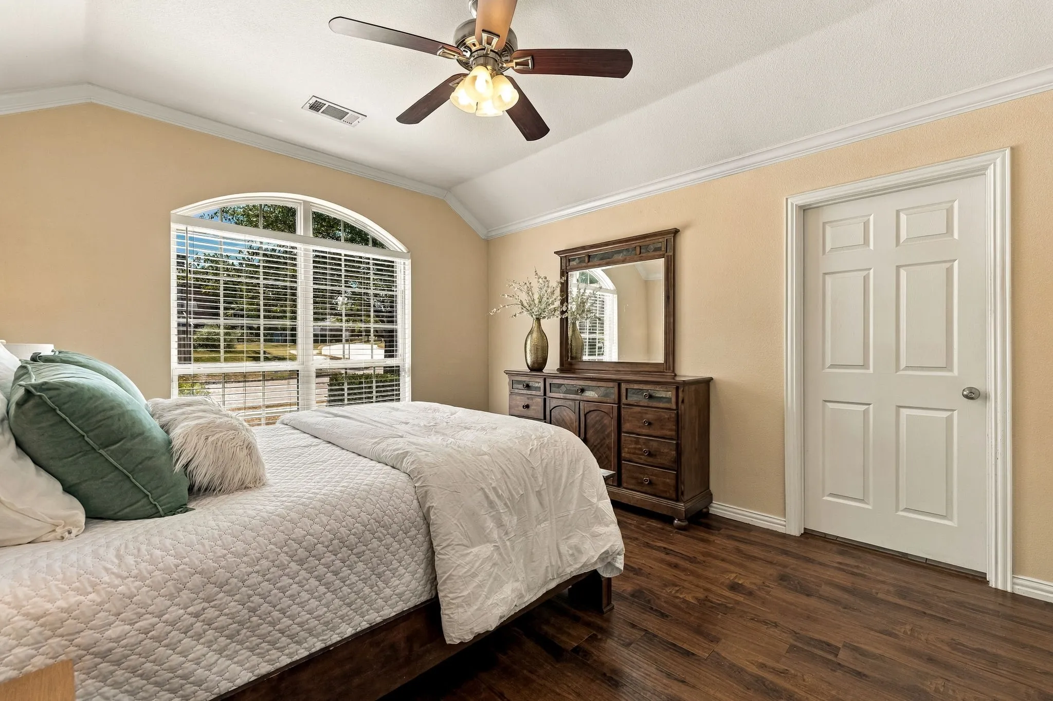 Single Family Residence For Sale in Dallas County , 1146 Calvert Drive, Cedar Hill, Texas 75104, 3 Bedroom, 2 Bathroom, 2 Garage spaces, 1,516 Sqft, built in 2015, mls#21384093, Real Estate Agent in Cedar Hill, Homes For Sale in Dallas county, Homes For Sale in Cedar Hill, Realtor in Cedar Hill Texas, Real Estate Brokerage Independent Realty Texas, Luminita Cordes Realtor