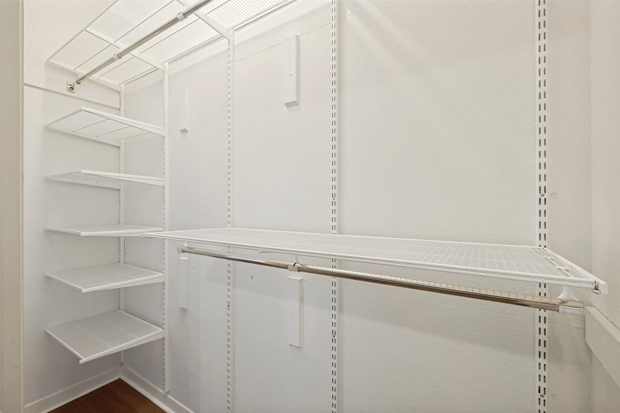 Condominium For Rent in Dallas County , 4031 Holland Avenue G, Dallas, Texas 75219, 1 Bedroom, 1 Bathroom, Garage spaces, 800 Sqft, built in 1982, mls#21390749, Real Estate Agent in Dallas, Homes For Rent in Dallas county, Homes For Rent in Dallas, Realtor in Dallas Texas, Real Estate Brokerage Independent Realty Texas, Luminita Cordes Realtor